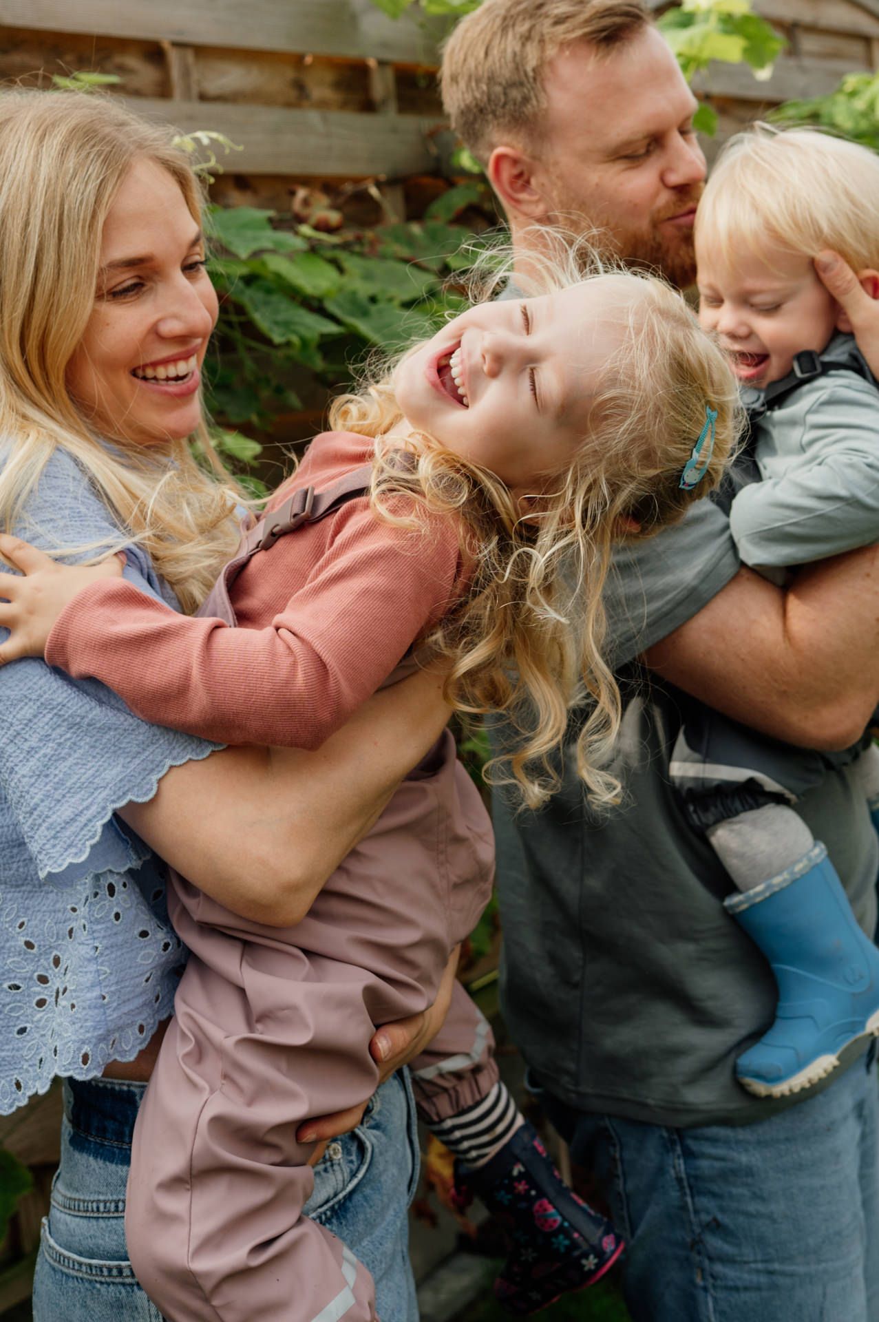 natürliches Familienportrait während einer Homestory im Garten