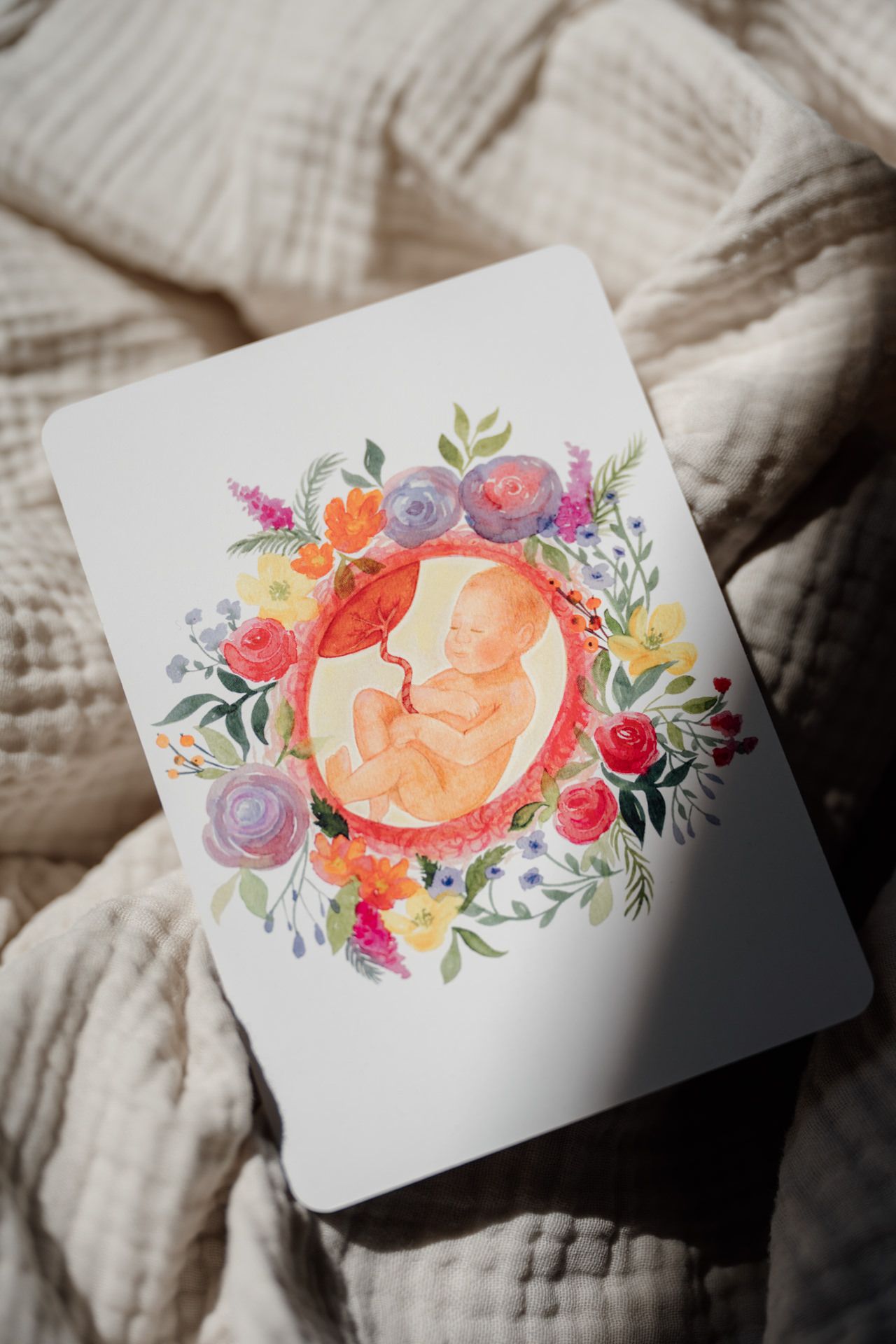 Illustrierte Karte mit einem Baby in Gebärmutter