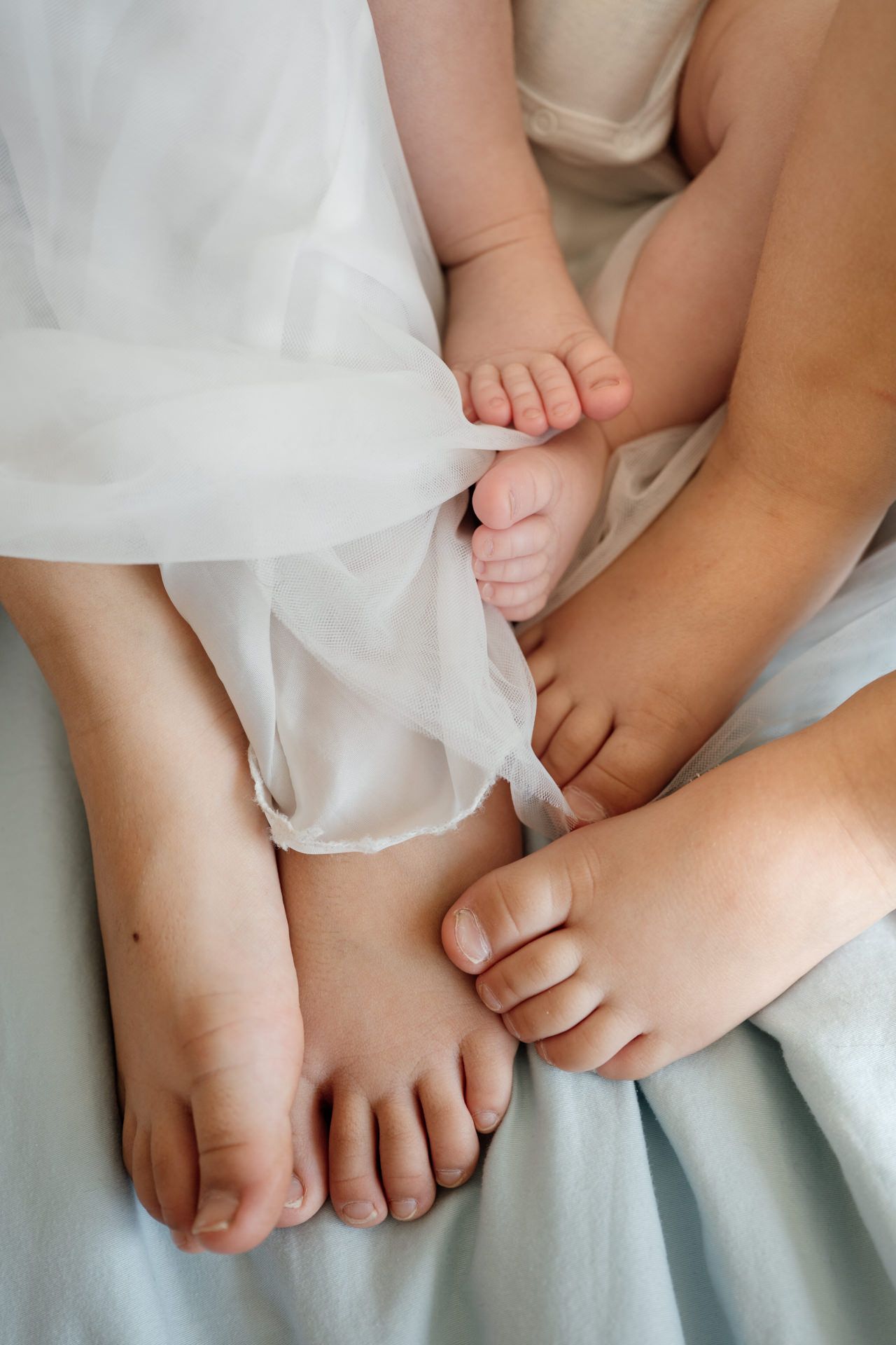 sich berührende Kinderfüße