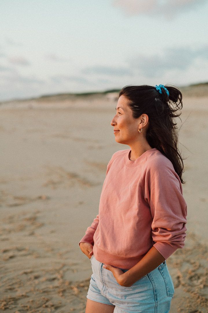 Annette Marks am Strand im Sonnenuntergang