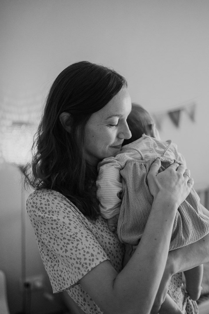 Mutter drückt Baby an sich