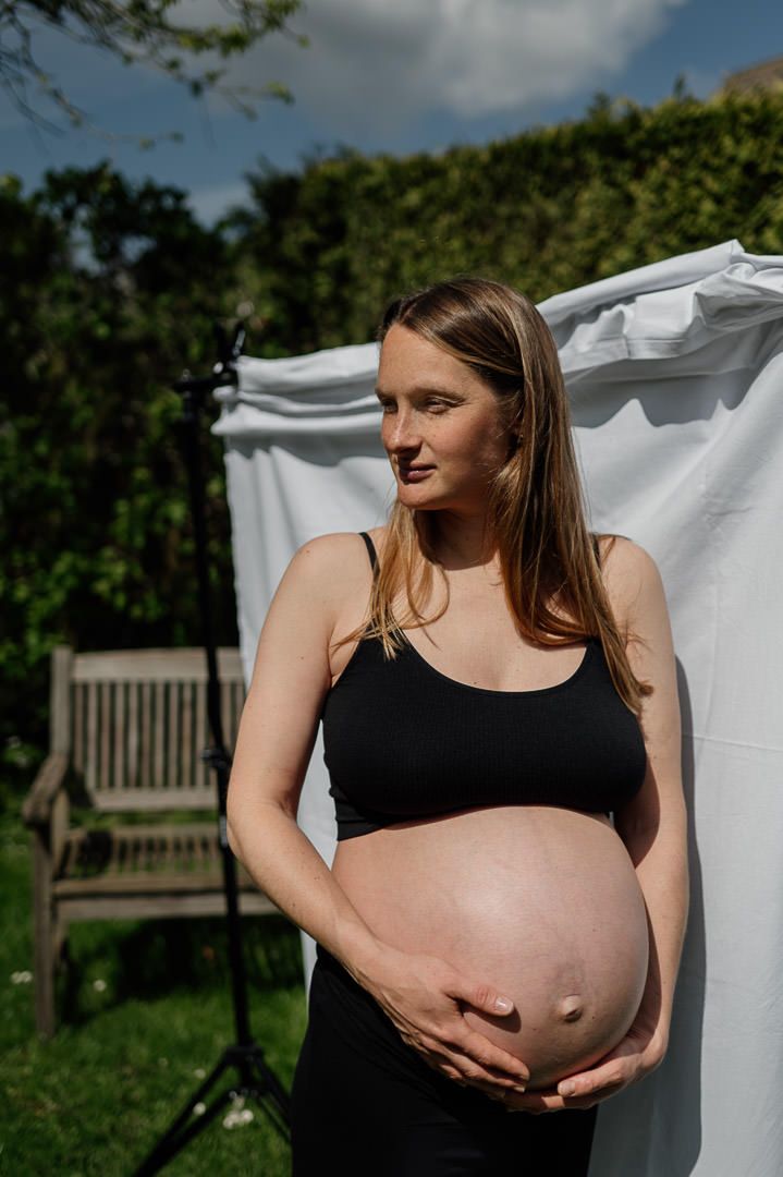 Schwangere mit Tanktop bei Babybauchshooting