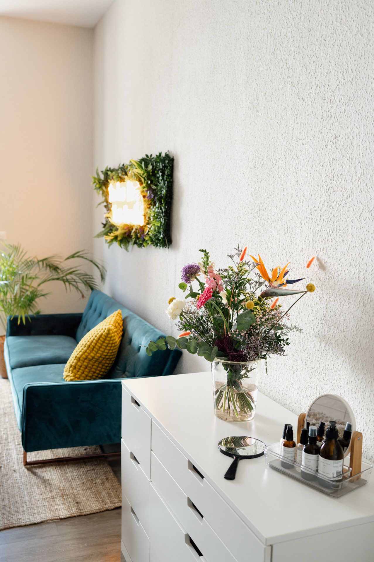 Interiorshoot eines Wartebereiches mit Couch in einem PMU Studio