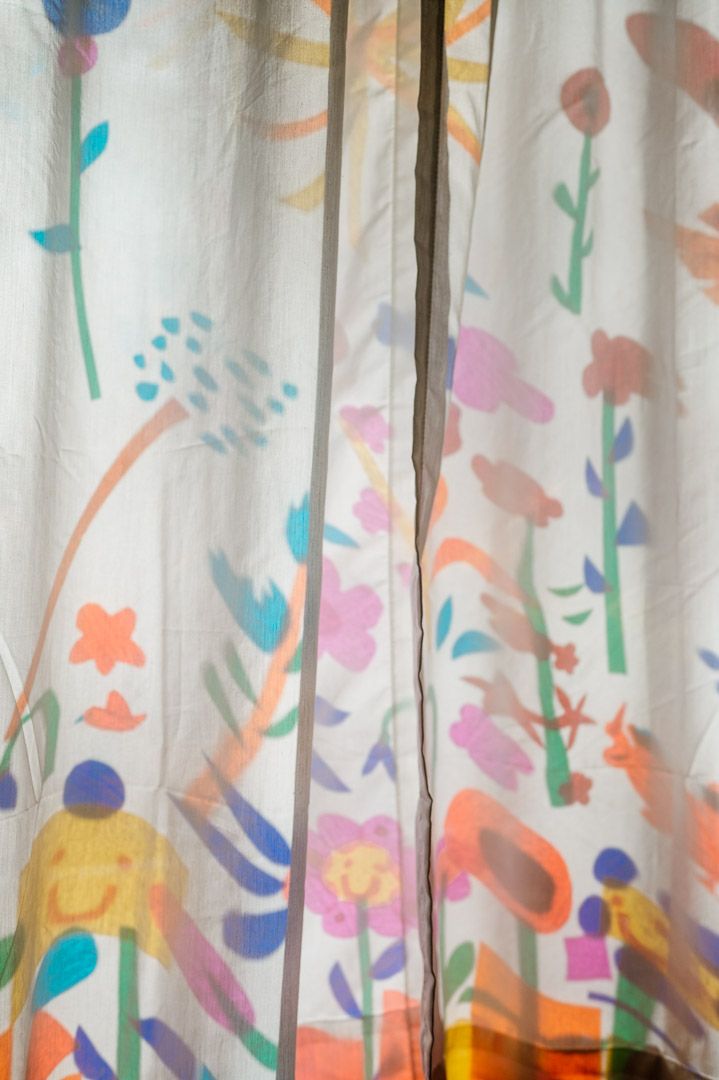 bunte Blumenbilder auf Gardine