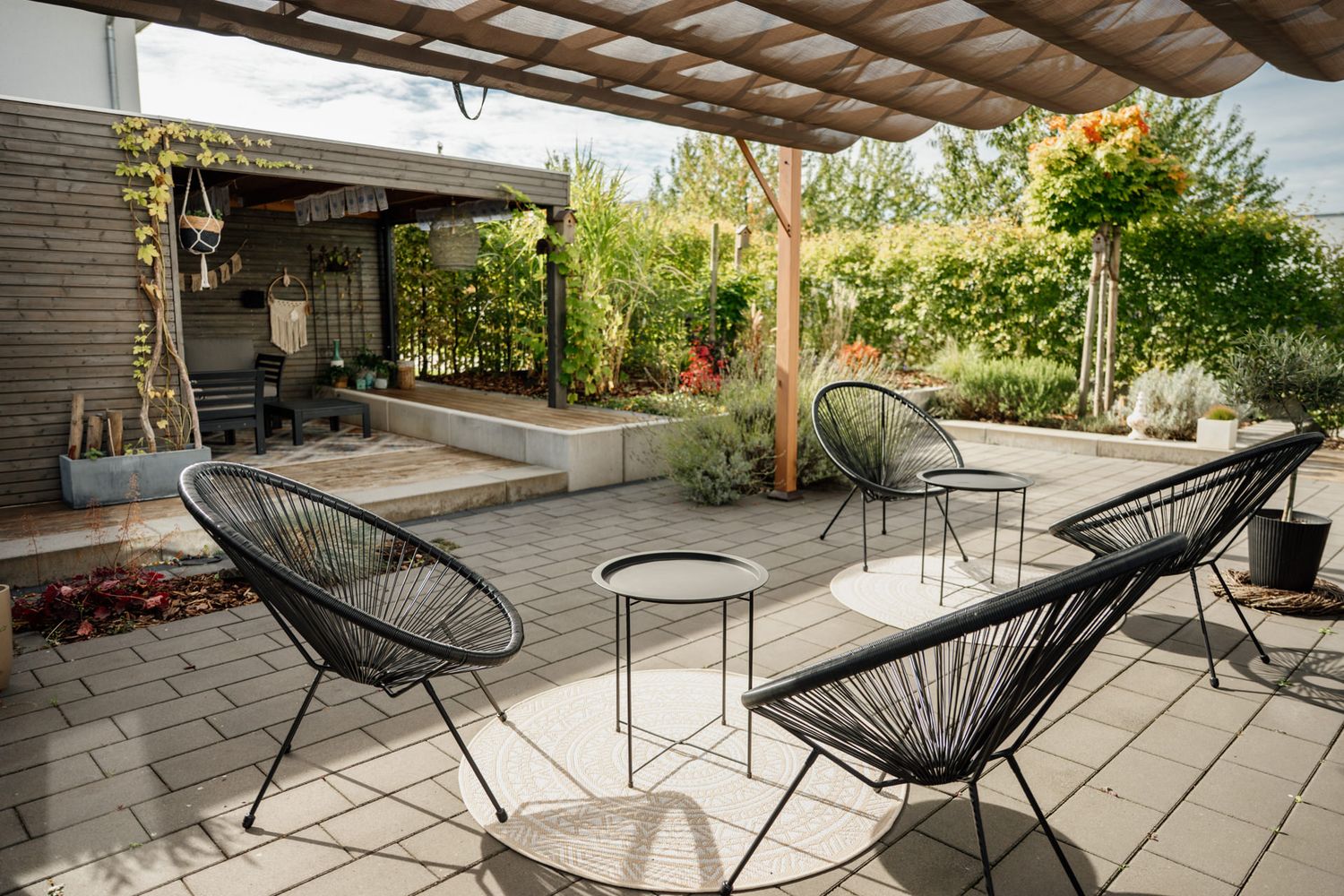 sonnige lounge terasse mit Garten