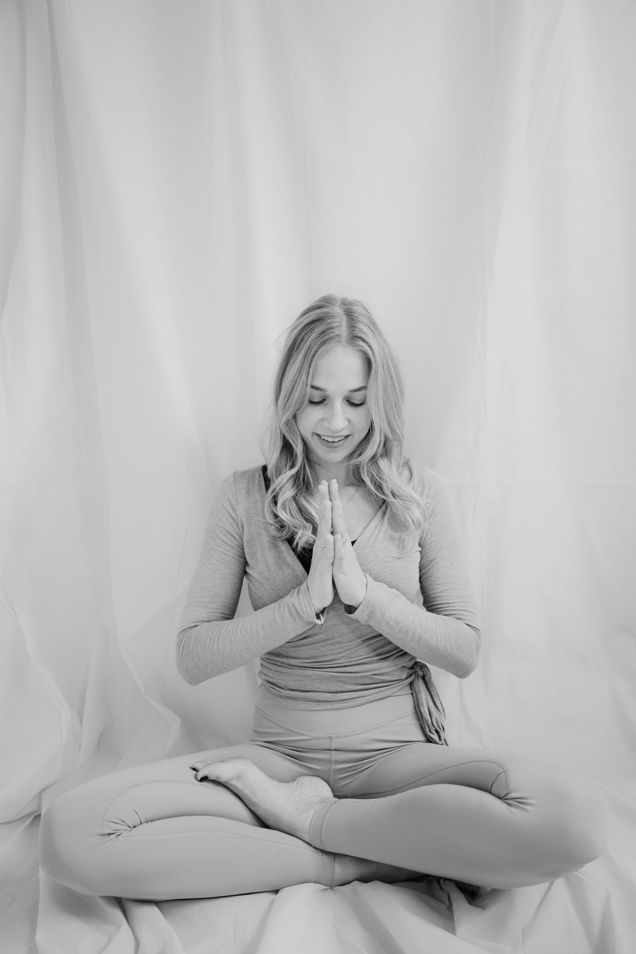 Frau praktiziert Yoga während Fotoshooting