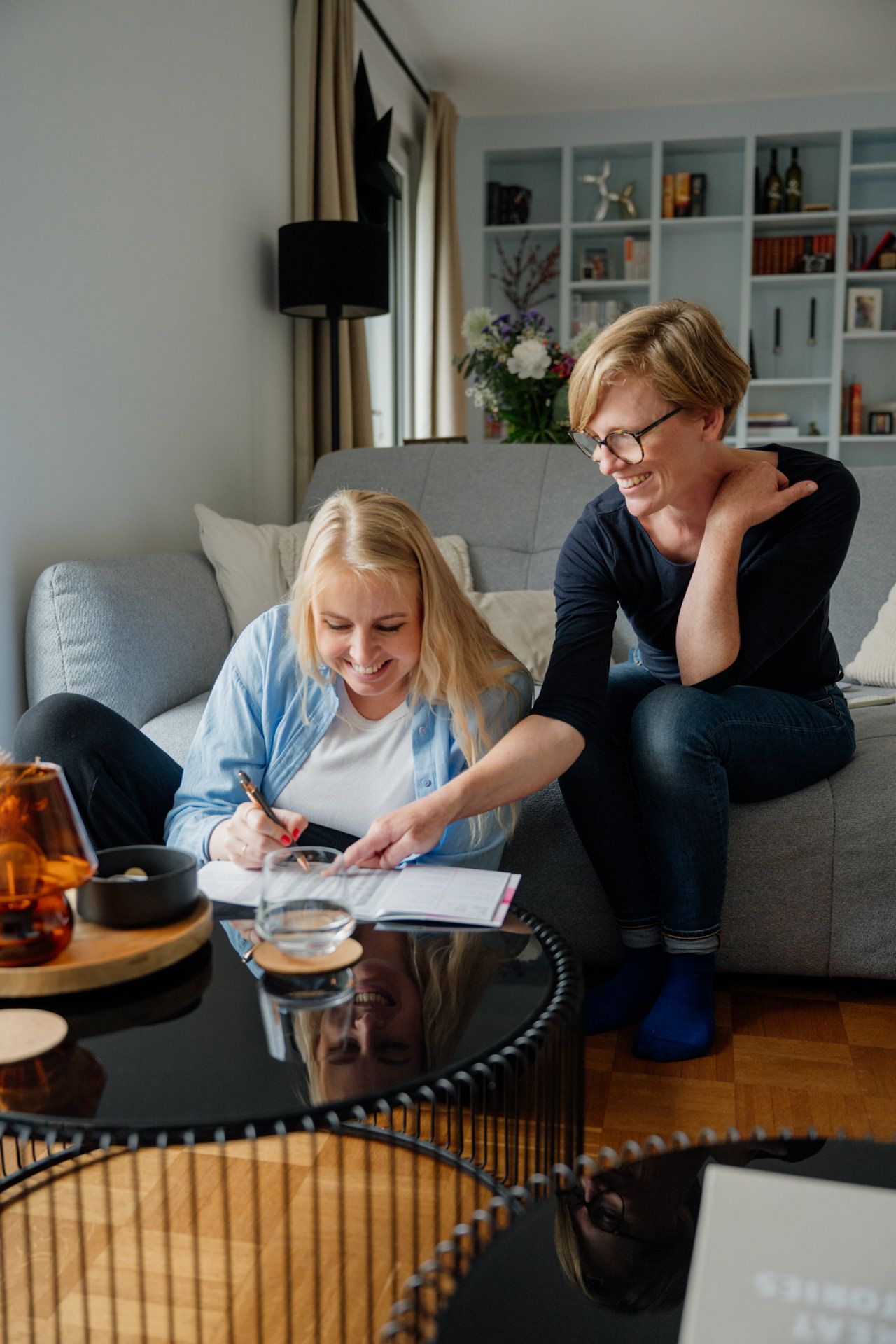 Hebamme erklärt Schwangeren den Mutterschaftspass zuhause