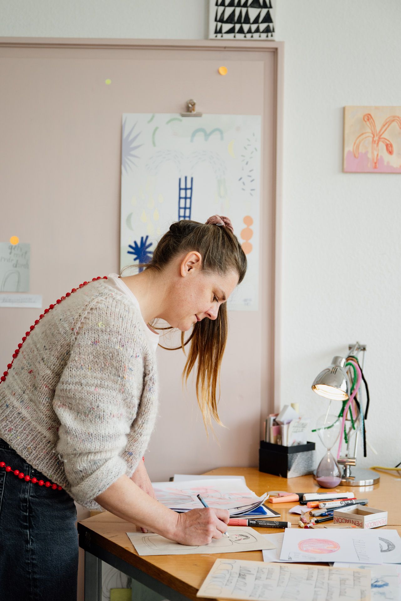 Künstlerin bei der Arbeit im Studio