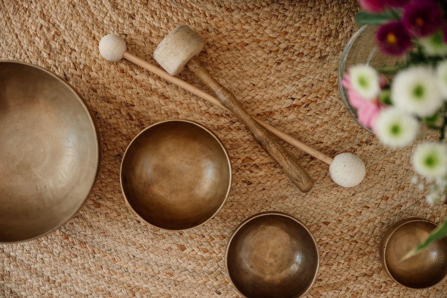 Flatlay von Klangschalen auf Teppich
