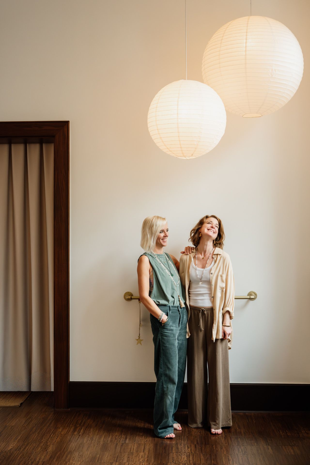 zwei fröhliche Frauen im Yoga Studio während Branding Shooting