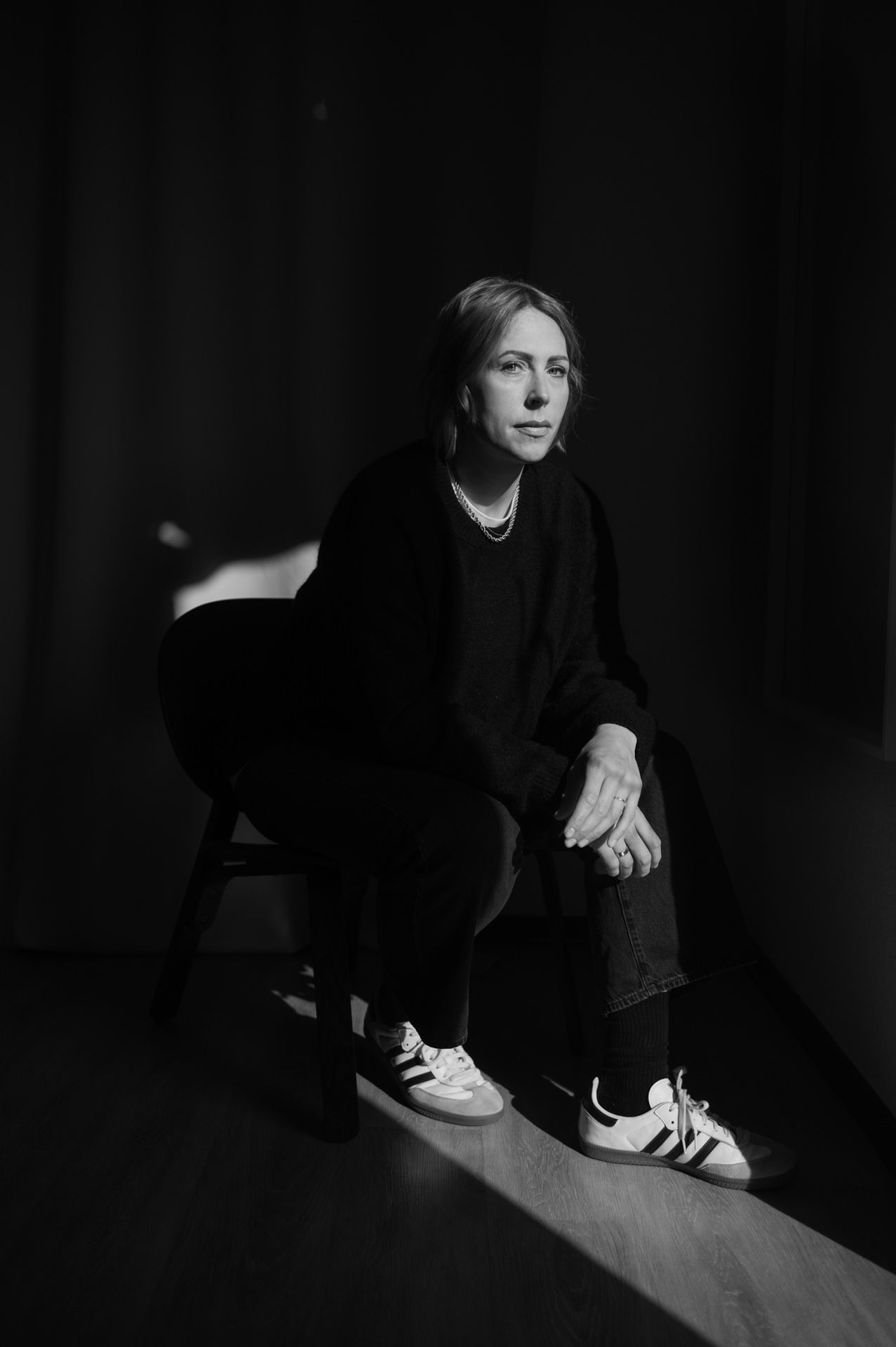 schwarzweiß Portrait einer modernen sitzenden Frau