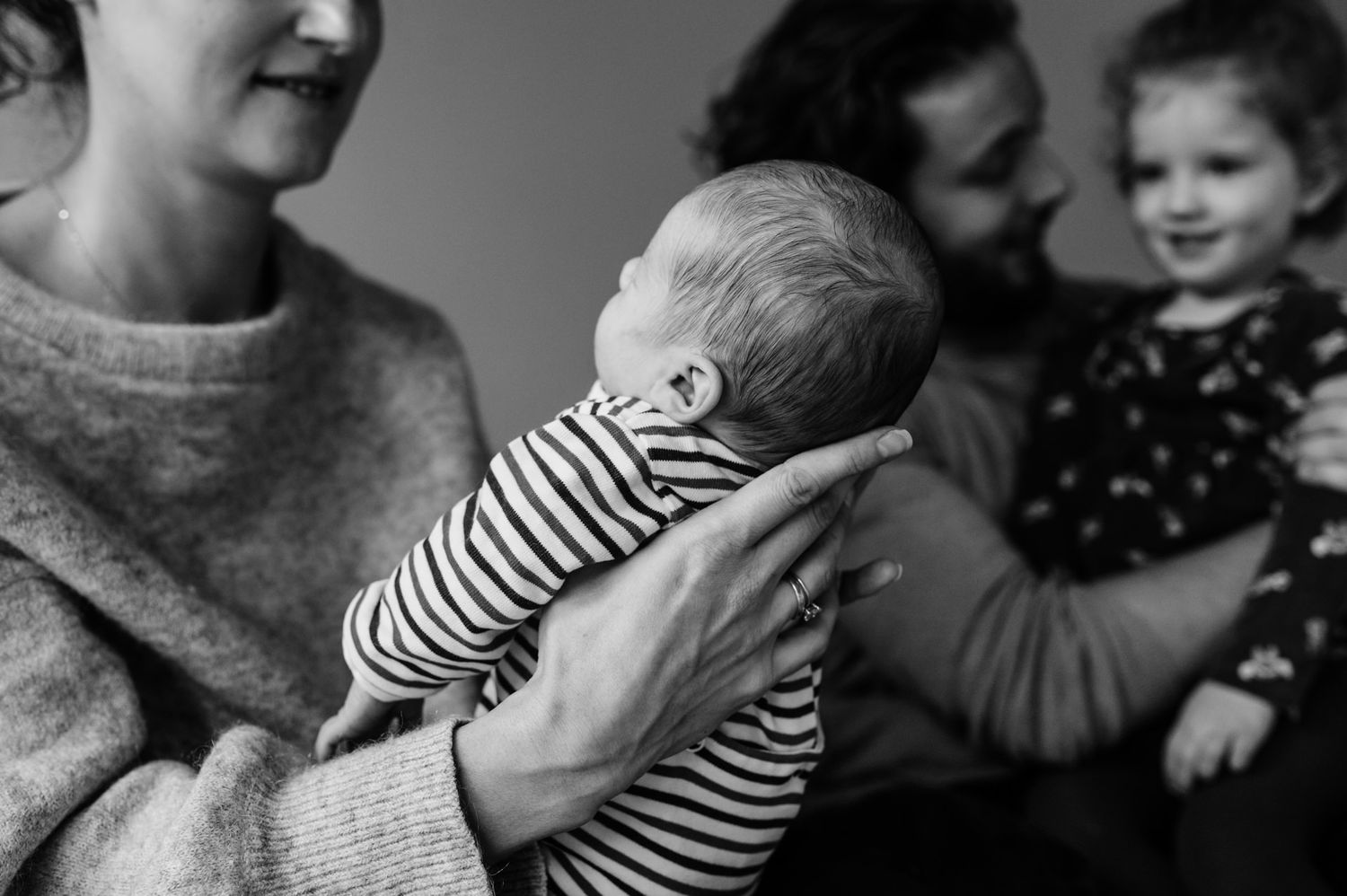 dokumentarisches Bild einer Familie beim kuscheln