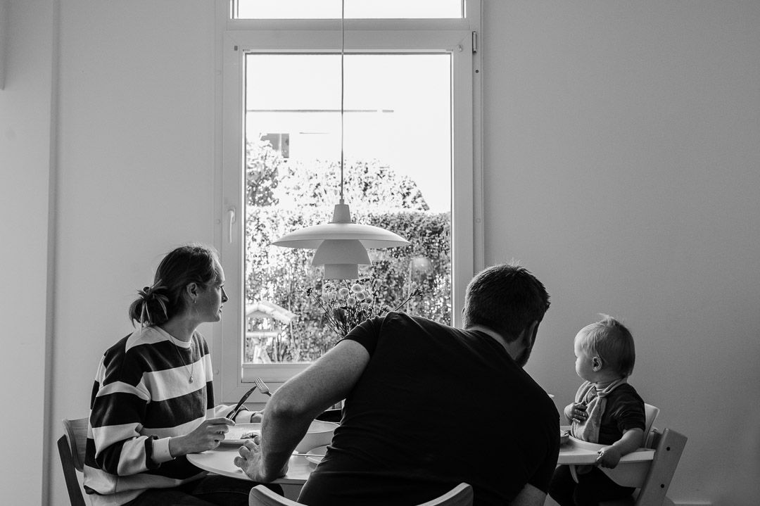 dokumentarisches Bild einer Familie beim Essen