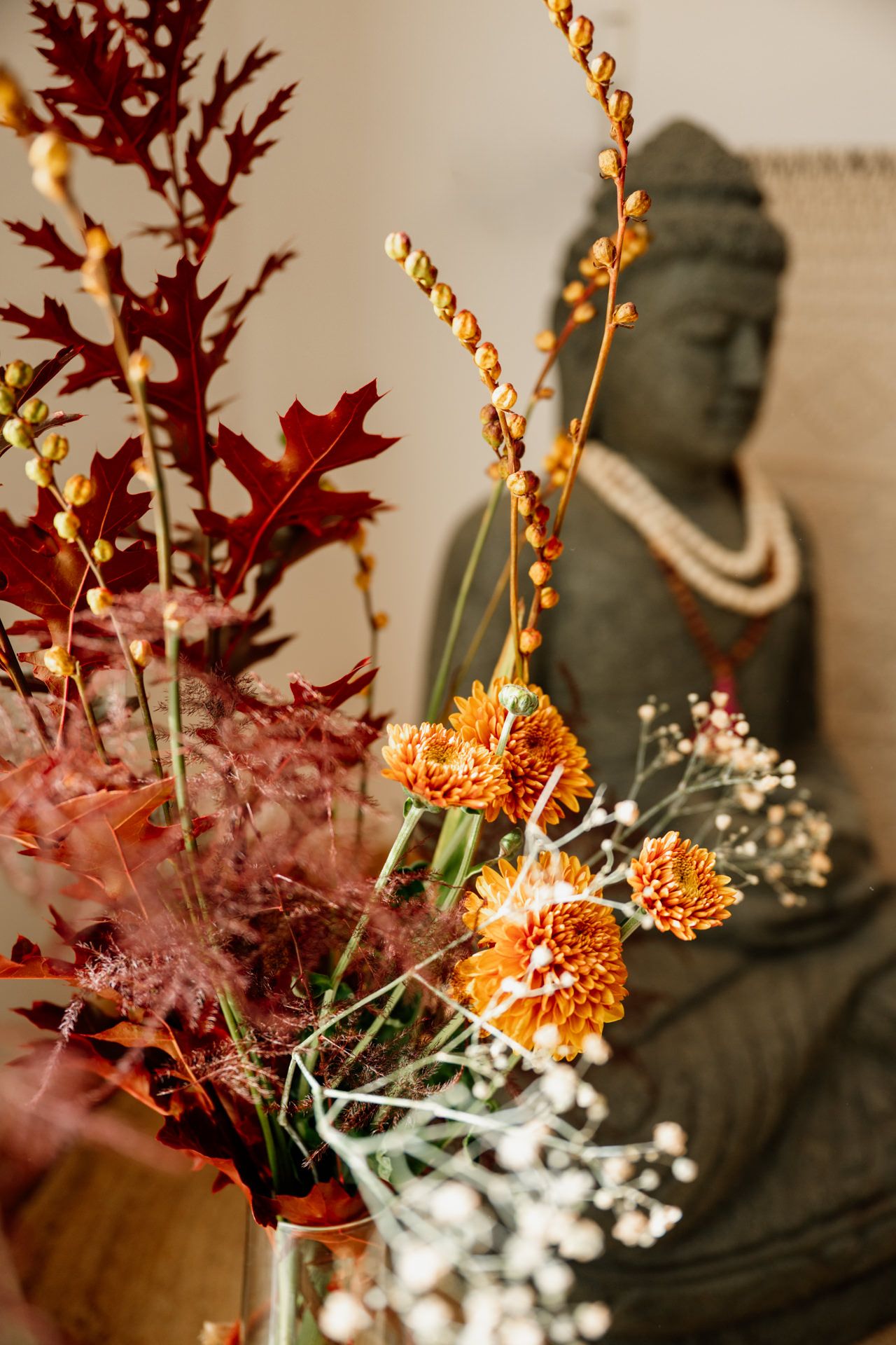 Herbstlich dekorierte Ecke mit Buddhastatue im Yoga Studio