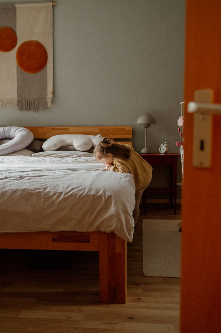 Kleinkind versucht auf Bett zu klettern