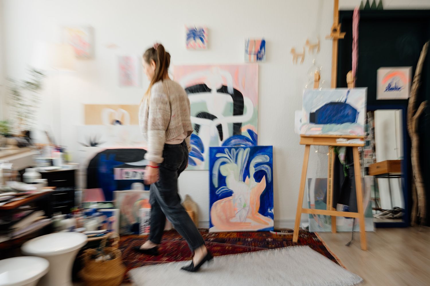 Foto einer Künstlerin in Bewegung in ihrem Atelier