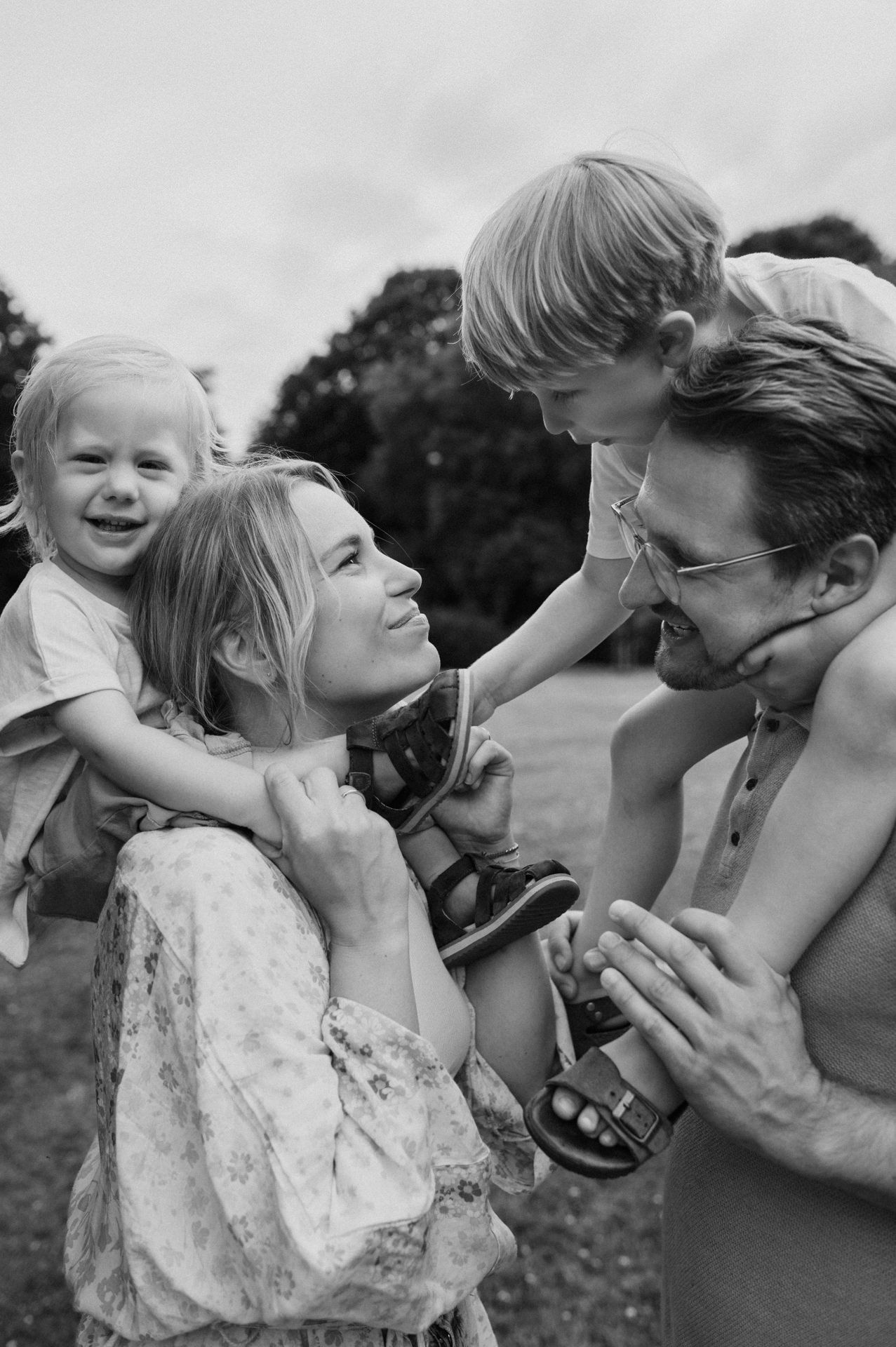 zeitloses schwarzweiß Portrait von Familie mit Kindern auf den Schultern