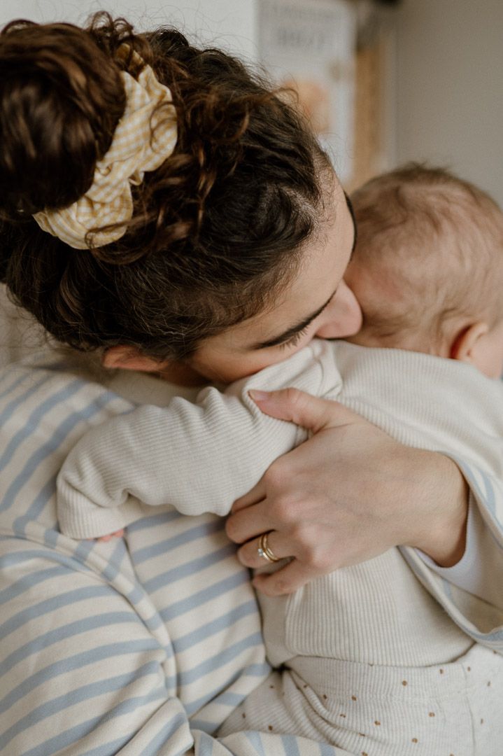 Mutter drückt Baby fest an sich
