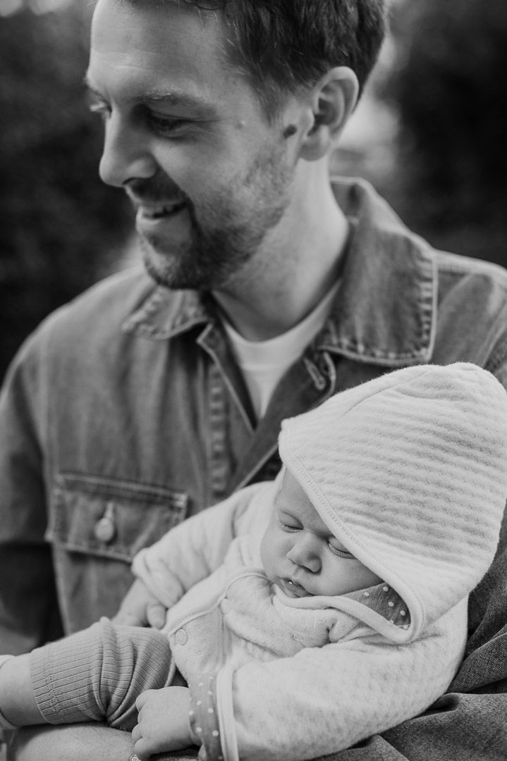 Vater hält Baby auf dem Arm