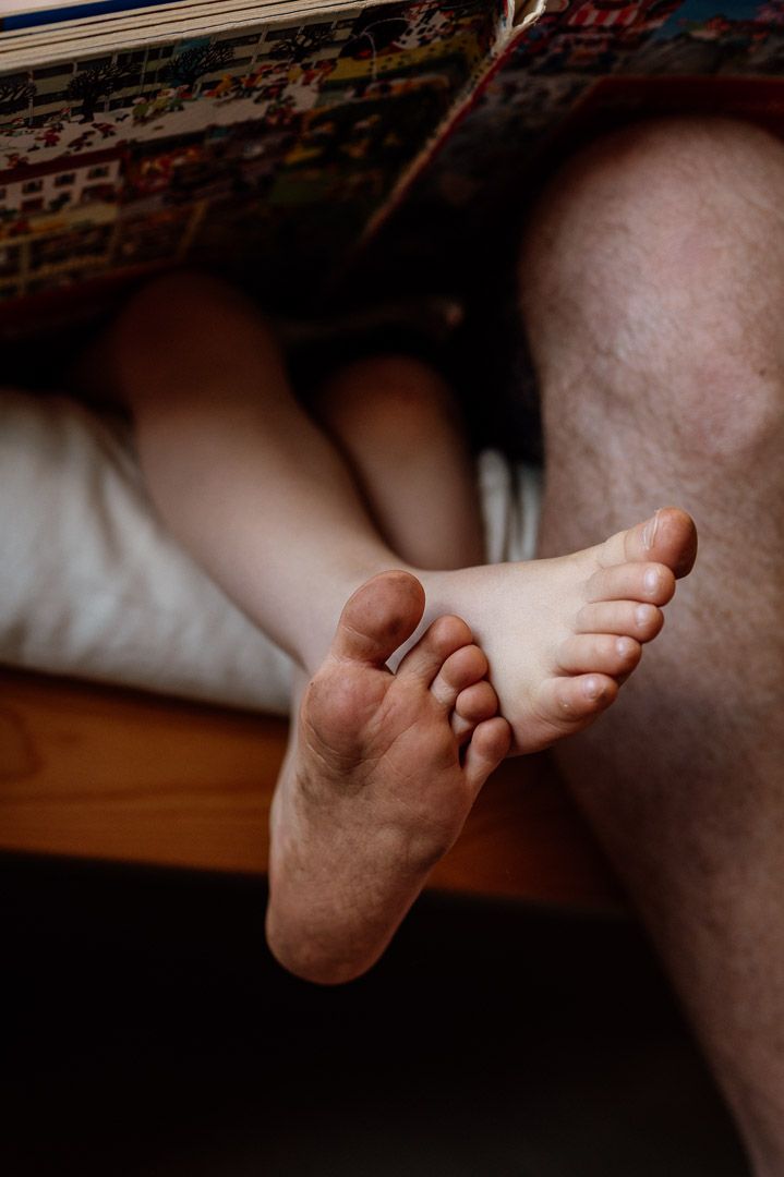 schmutzige Kinderfüße