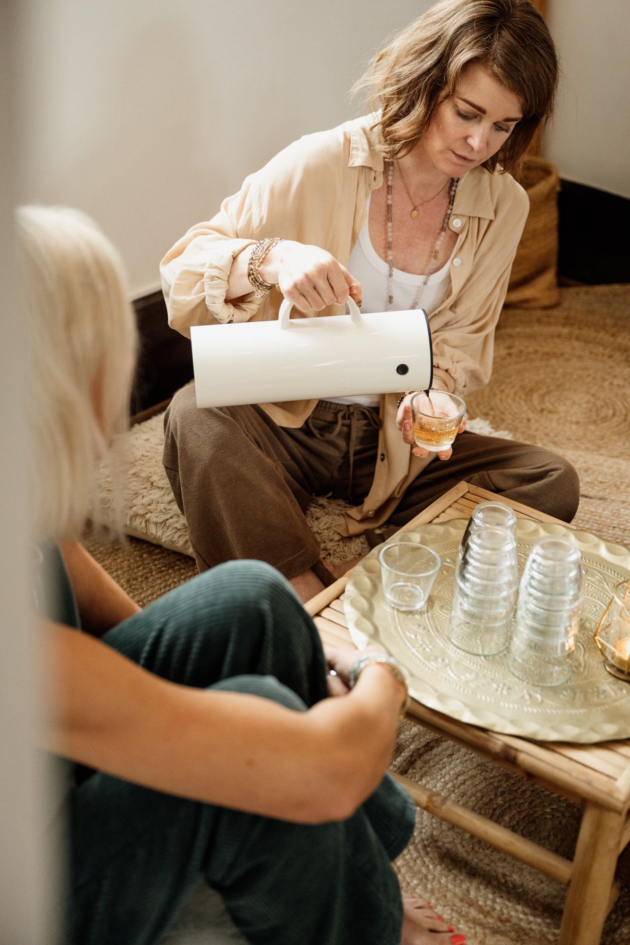 zwei Frauen trinken Tee im Yoga Studio