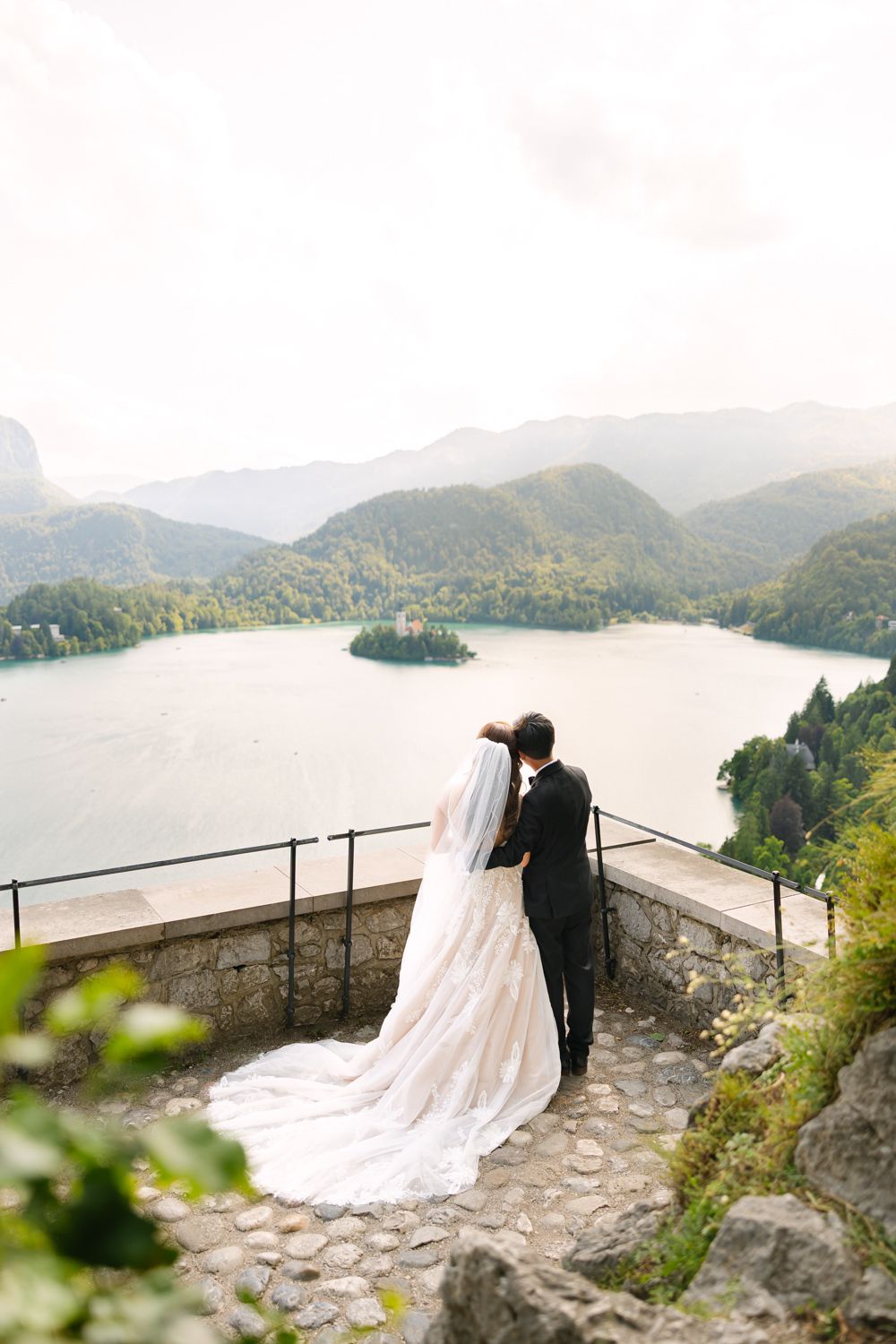 Poroka na Blejskem gradu s pogledom na jezero
