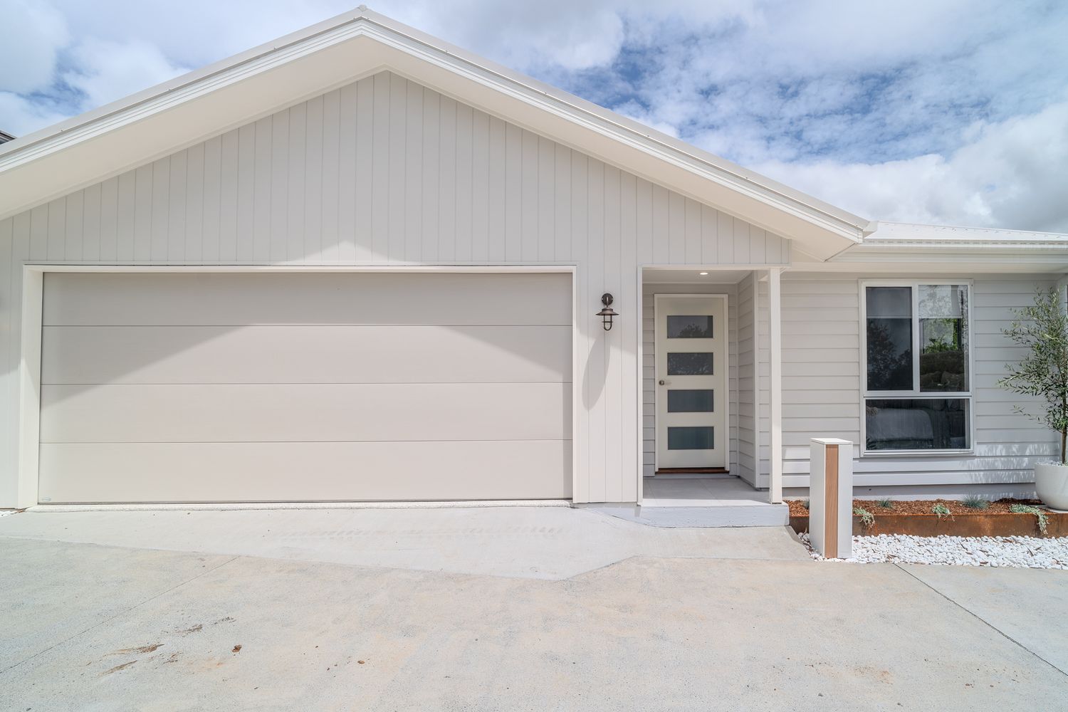 New 53 Larbonya exterior