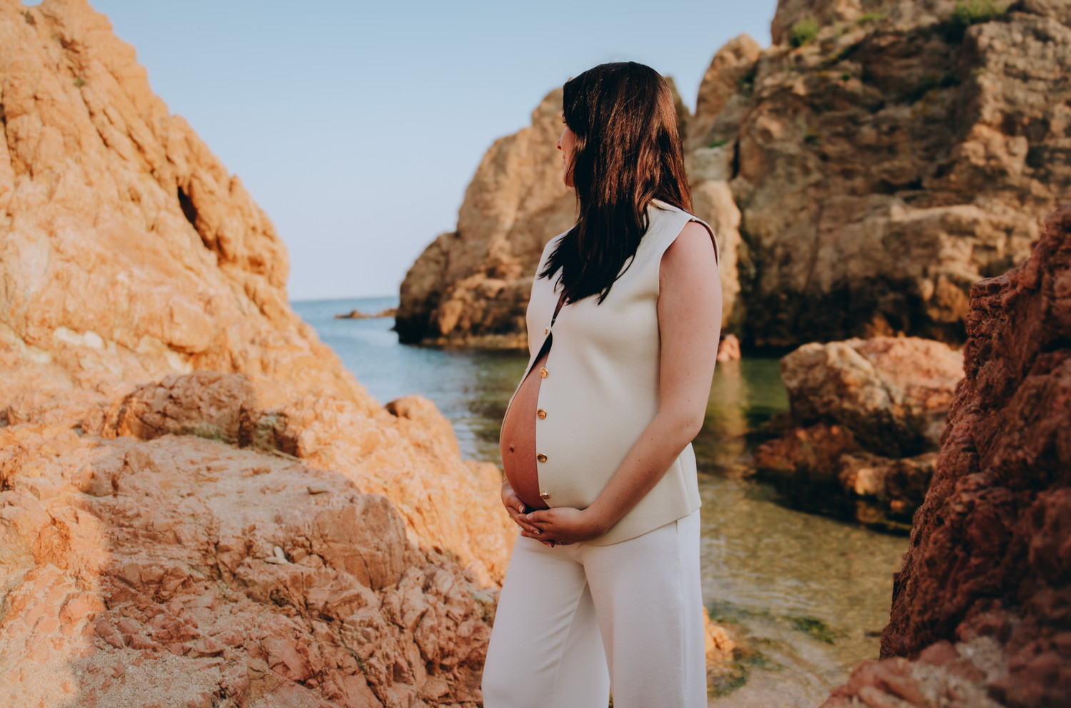 SESION DE FOTOS DE MATERNIDAD, PRENATAL Y EMBARAZO EN TOSSA DE MAR FOTÓGRAFA DE MATERNIDAD EN BARCELONA, CATALUNYA. UN FLECHAZO DE CUENTO