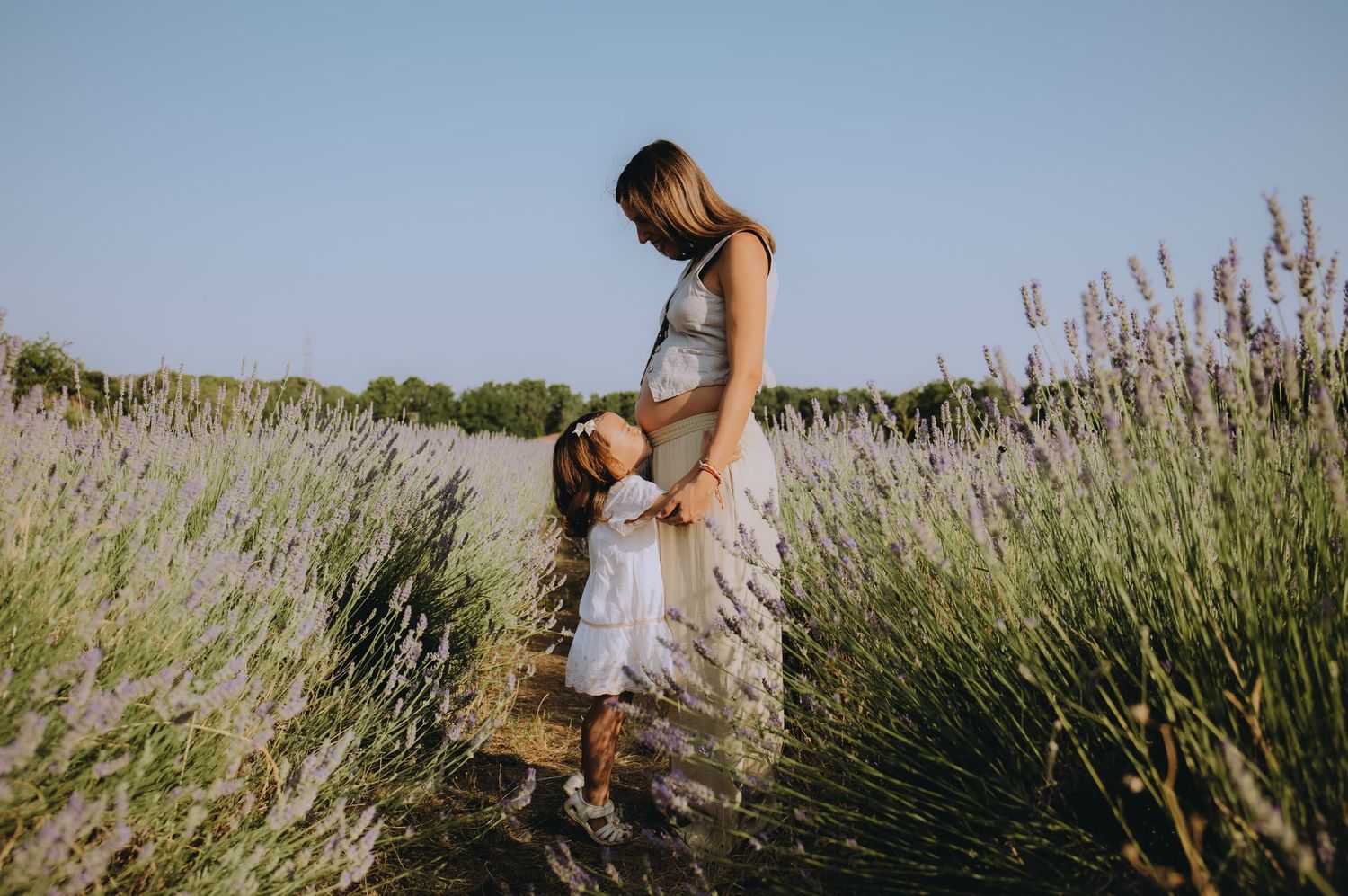 Un Flechazo de Cuento, fotógrafa de maternidad en Barcelona Catalunya. Campo de lavanda, sesión de maternidad