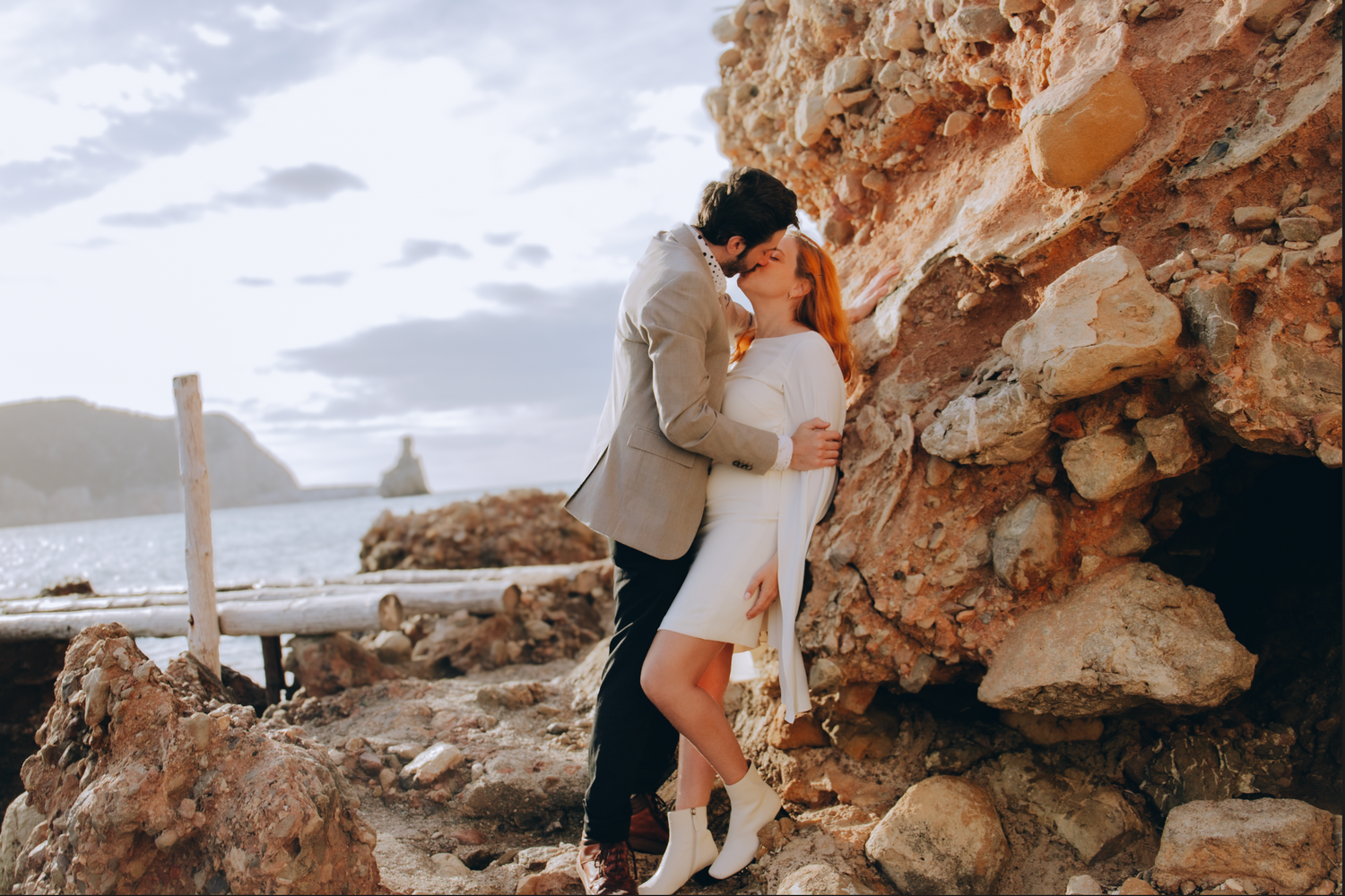 Preboda en Cala Benirràs, IBIZA. Fotógrafa de bodas en Barcelona, Catalunya y España.
