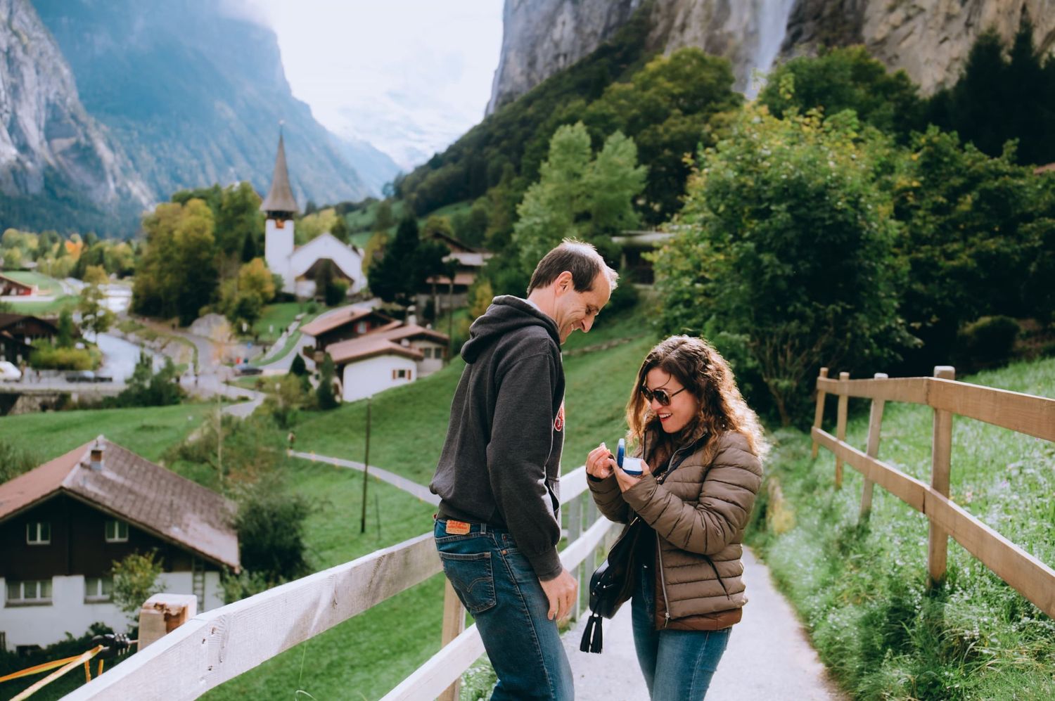 Un Flechazo de Cuento, pedida de mano en Lauterbrunnen, Suiza. Fotógrafa de momentos románticos, fotógrafa de bodas en Barcelona