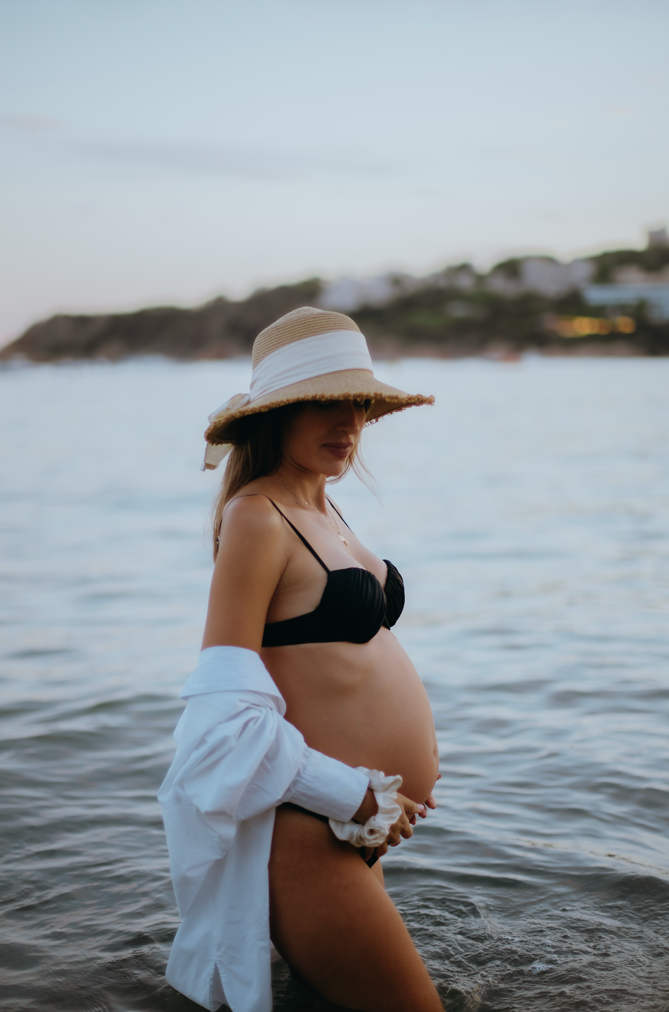 Sesión maternidad & prenatal en S'Agaró (la costa brava). FOTÓGRAFA DE MATERNIDAD EN BARCELONA, CATALUNYA. Un Flechazo de Cuento.