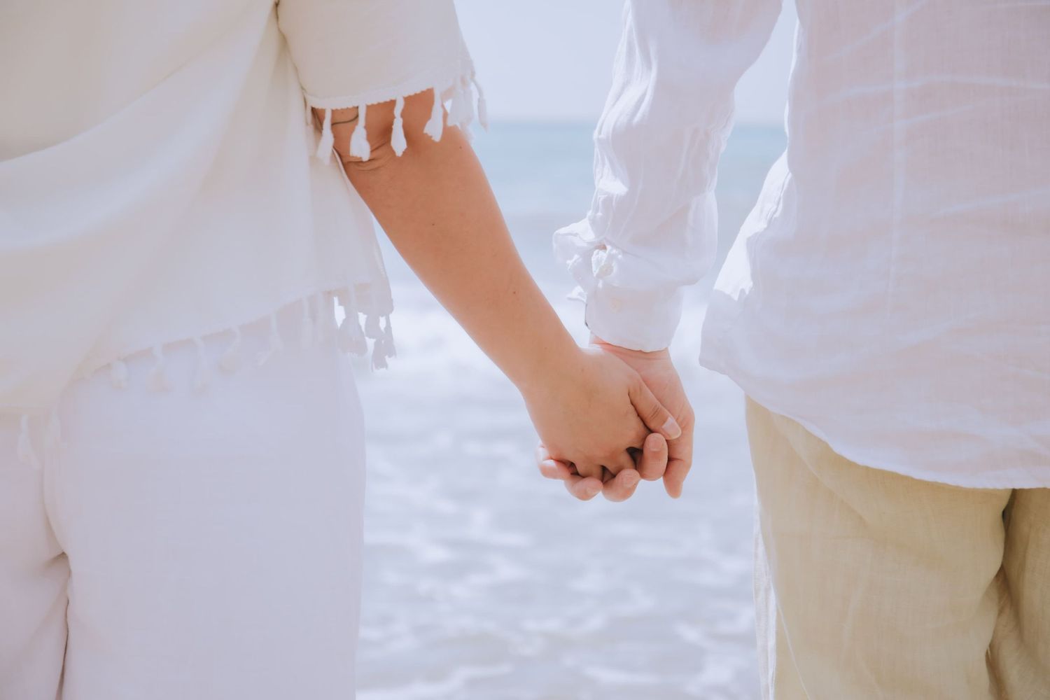 Fotografia de maternidad en la playa del Garraf. Un Flechazo de Cuento. Fotógrafa de bodas y maternidad en Barcelona, Girona y Catalunya