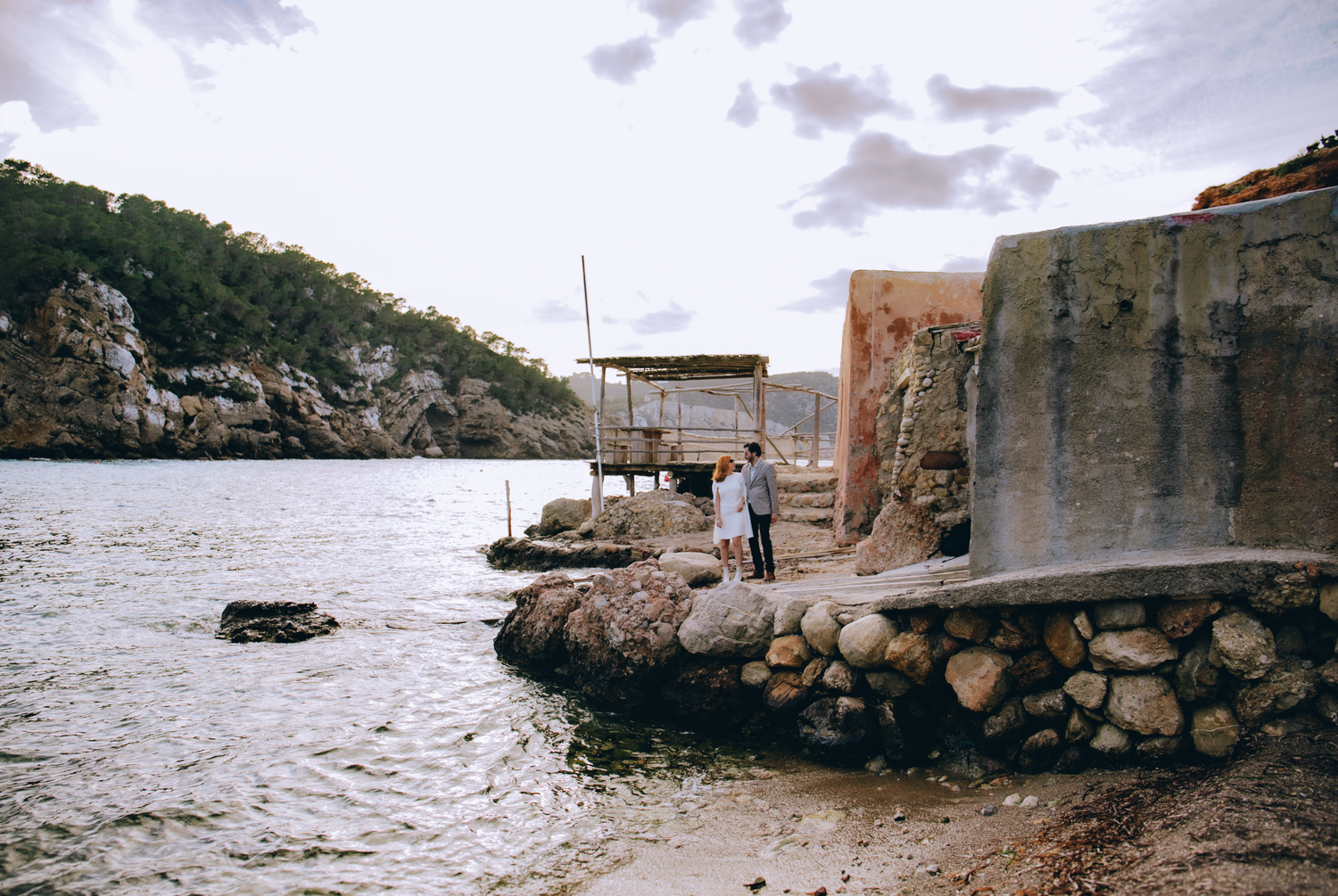 Preboda en Cala Benirràs, IBIZA. Fotógrafa de bodas en Barcelona, Catalunya y España.