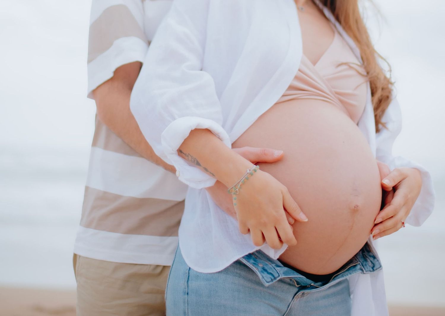 SESIÓN DE FOTOS DE MATERNIDAD EN BARCELONA, UN FLECHAZO DE CUENTO.