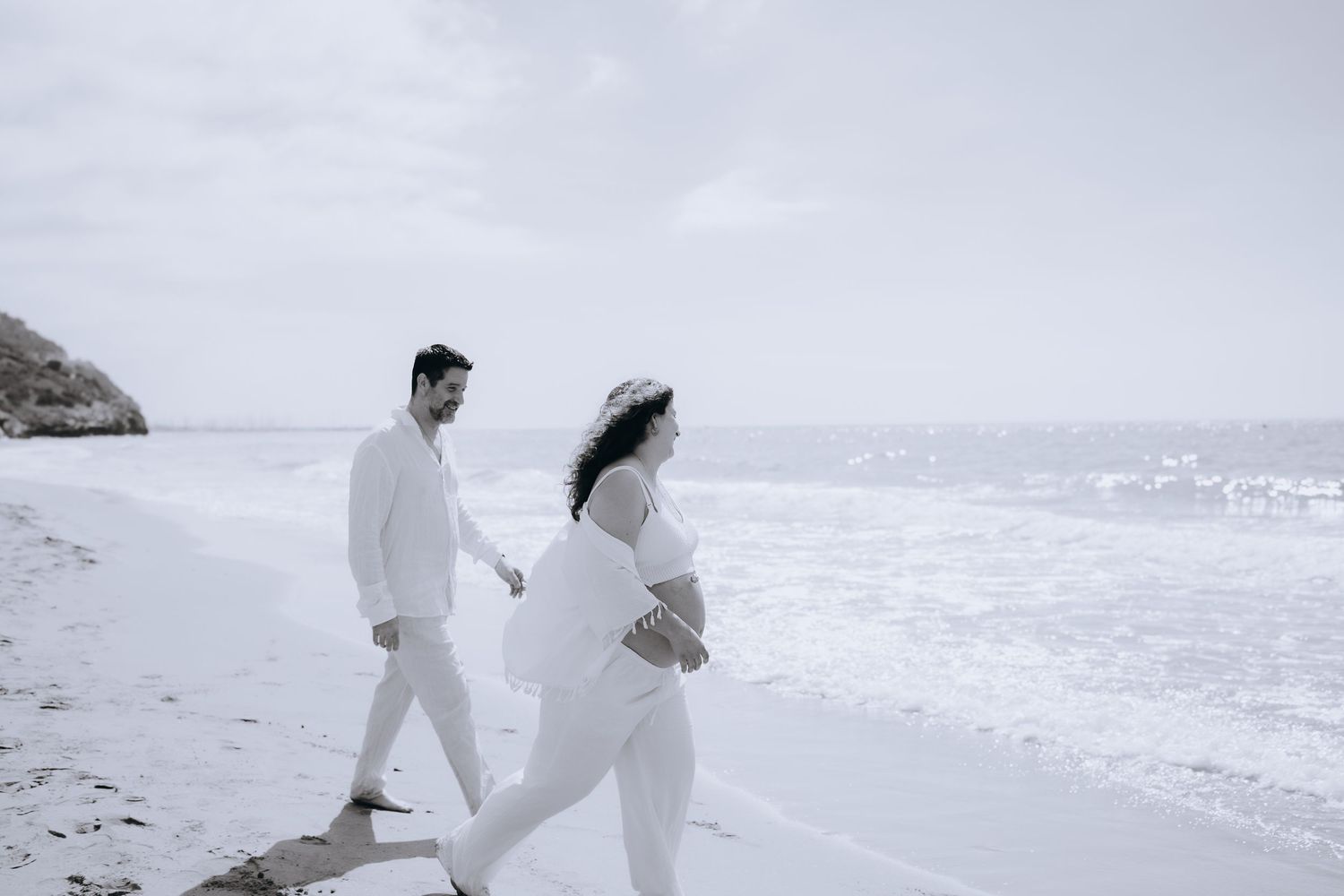 Fotografia de maternidad en la playa del Garraf. Un Flechazo de Cuento. Fotógrafa de bodas y maternidad en Barcelona, Girona y Catalunya