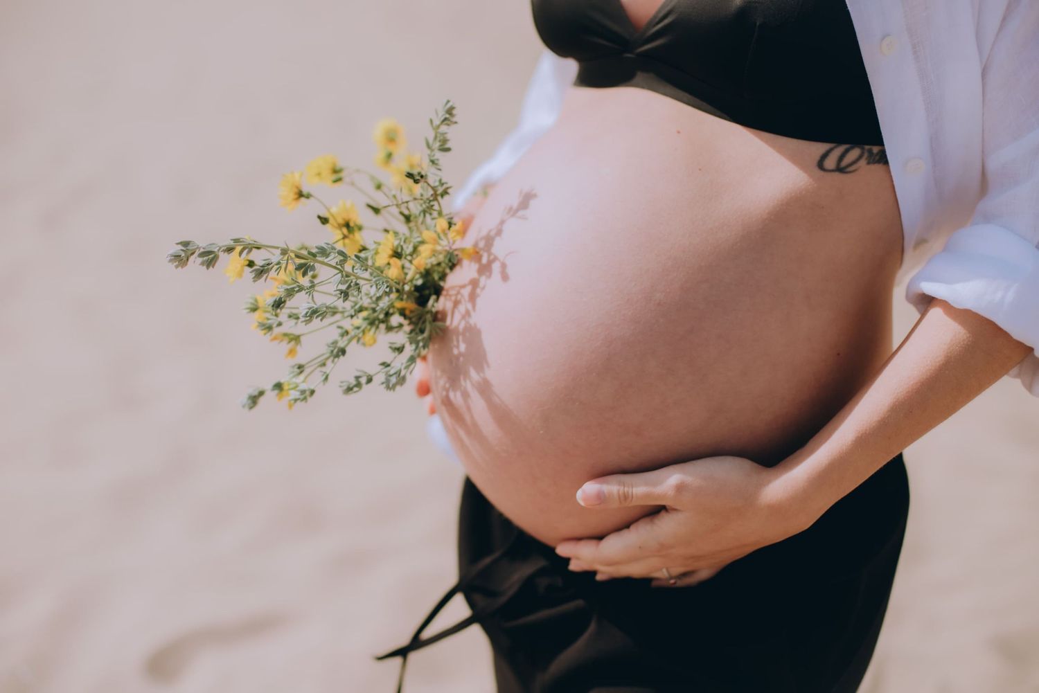 Un Flechazo de Cuento, fotografía de maternidad. Fotos en la playa del Llobregat
