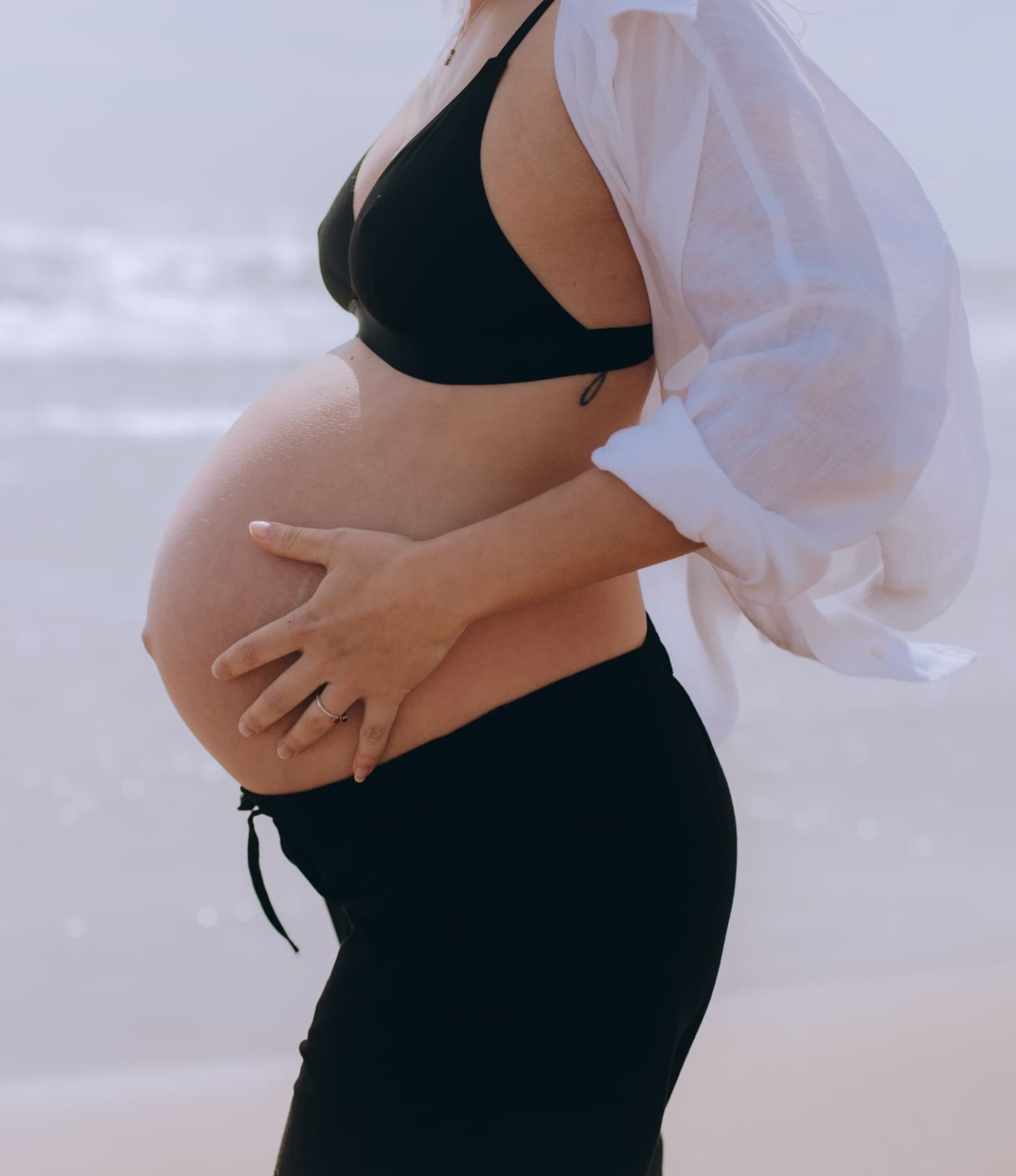 Un Flechazo de Cuento, fotografía de maternidad. Fotos en la playa del Llobregat
