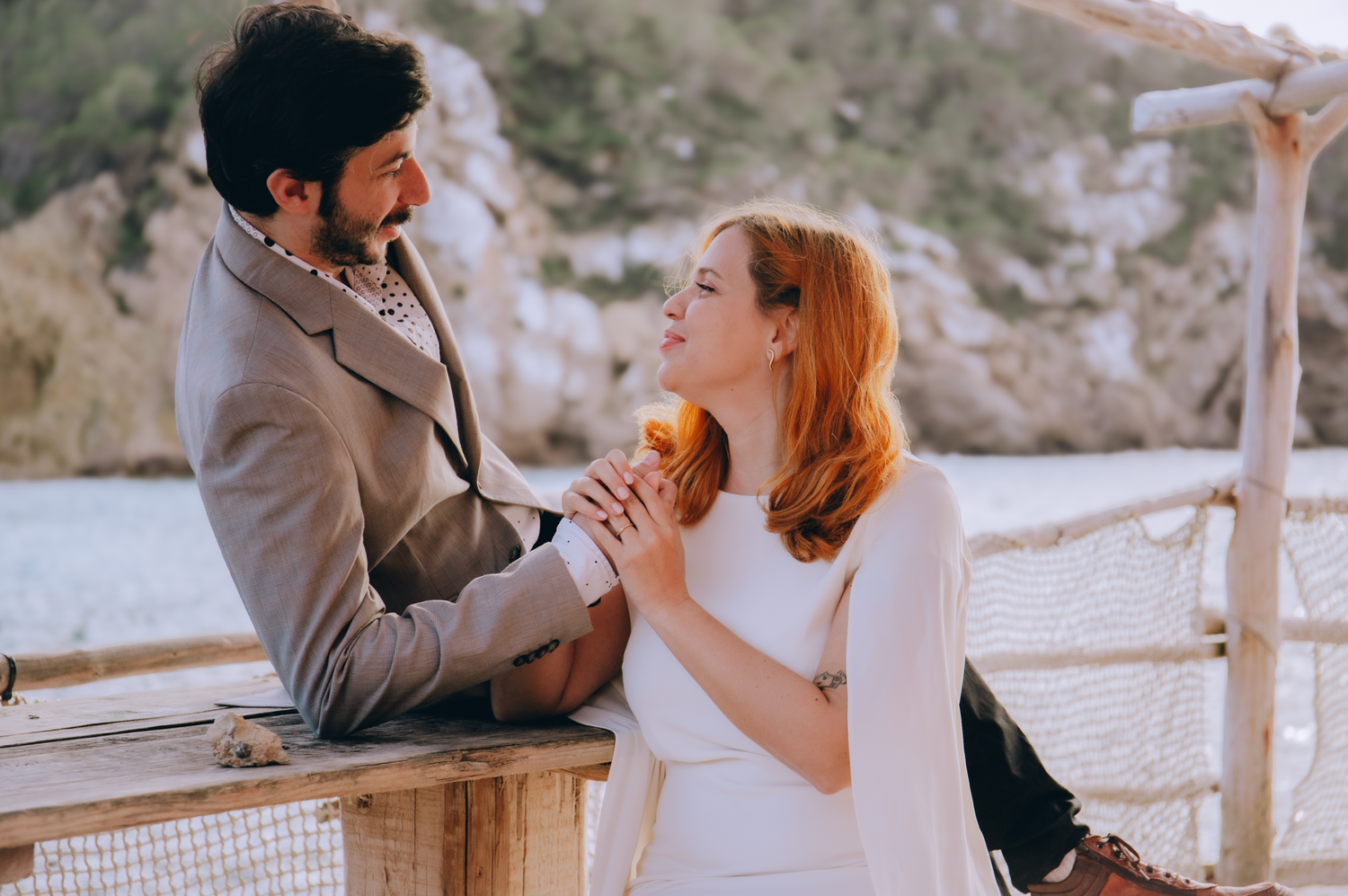 Preboda en Cala Benirràs, IBIZA. Fotógrafa de bodas en Barcelona, Catalunya y España.