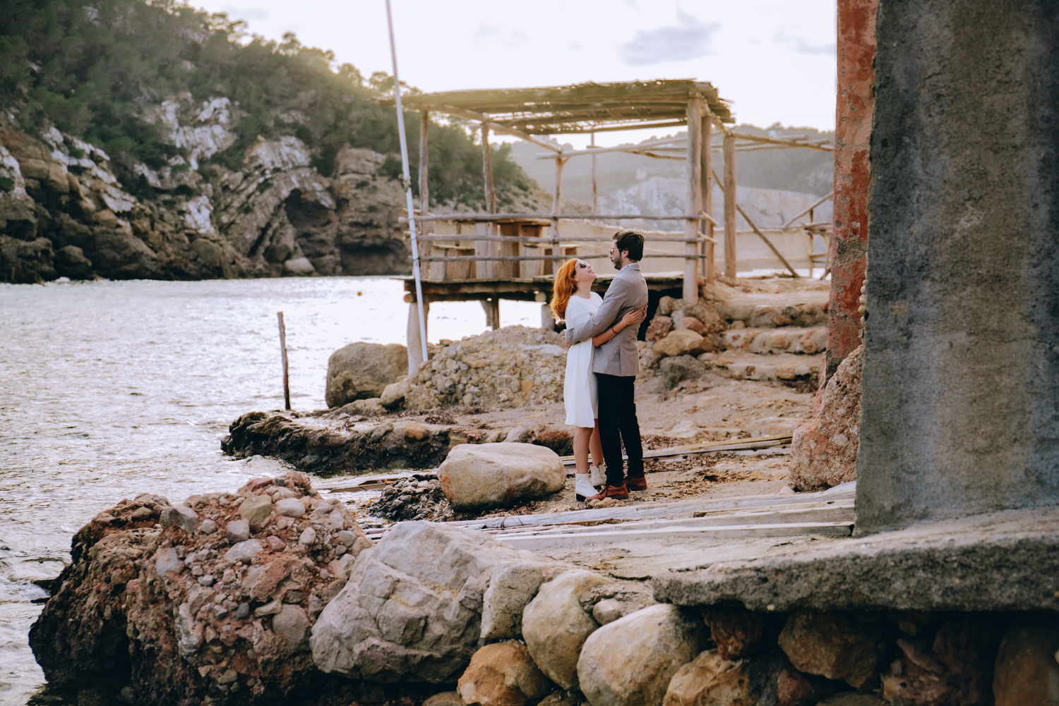 Preboda en Cala Benirràs, IBIZA. Fotógrafa de bodas en Barcelona, Catalunya y España.