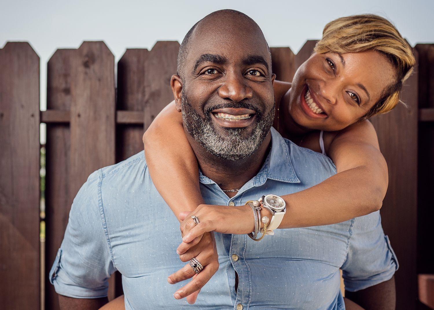 Candid couple portraits showing playful embraces and natural interactions.
