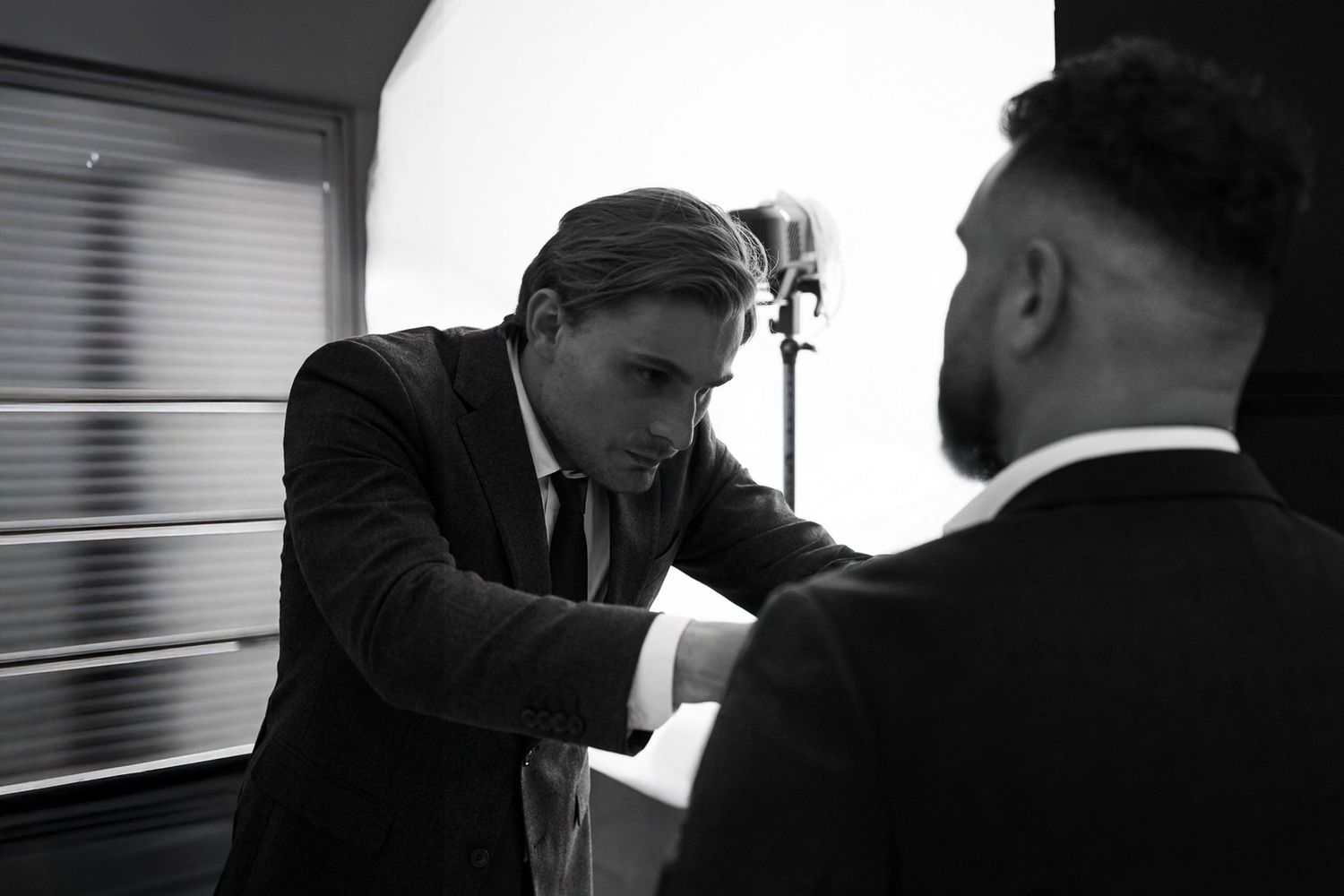Biznesmen w garniturze. Dawid Wołoszyn fotograf biznesowy Lublin, fotograf produktowy Lublin