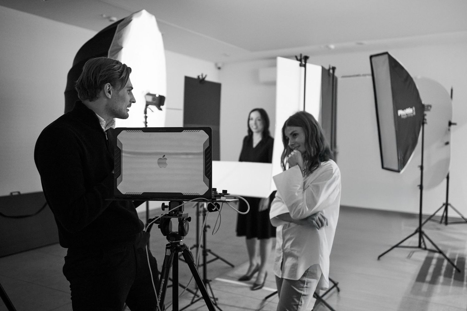 Profesjonalne studio foto z oświetleniem i zespołem podczas sesji. Fotografia biznesowa Lublin.