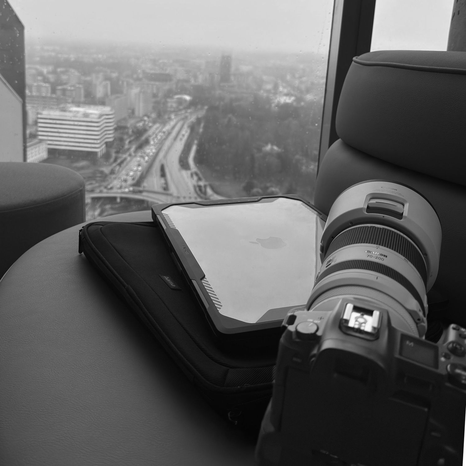 Biznesmen w garniturze. Dawid Wołoszyn fotograf biznesowy Lublin, fotograf produktowy Lublin
