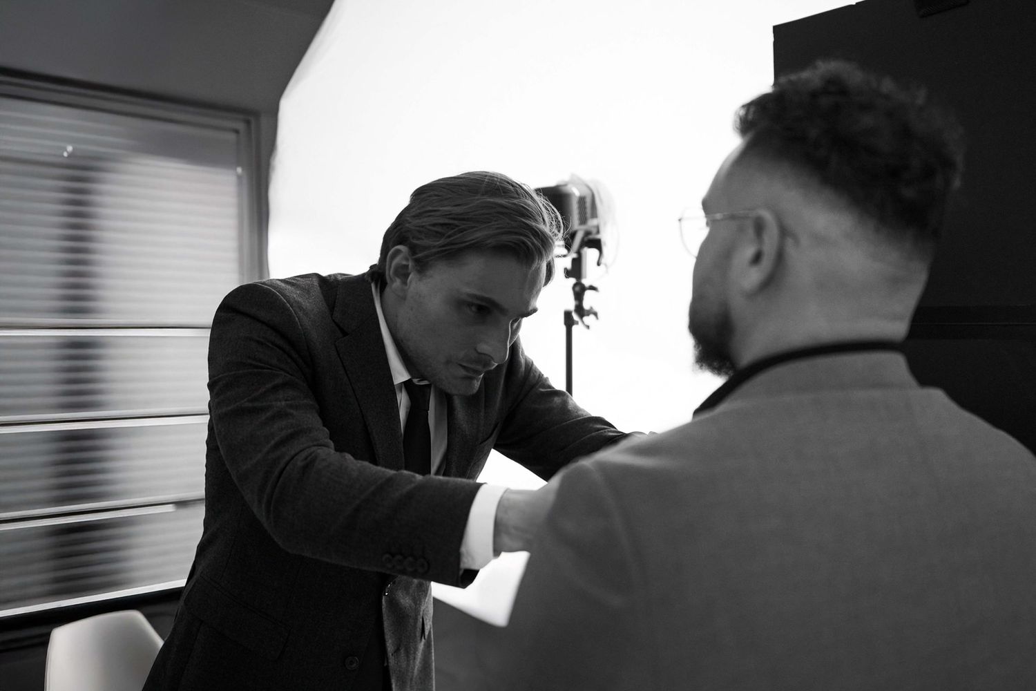 Biznesmen w garniturze. Dawid Wołoszyn fotograf biznesowy Lublin, fotograf produktowy Lublin