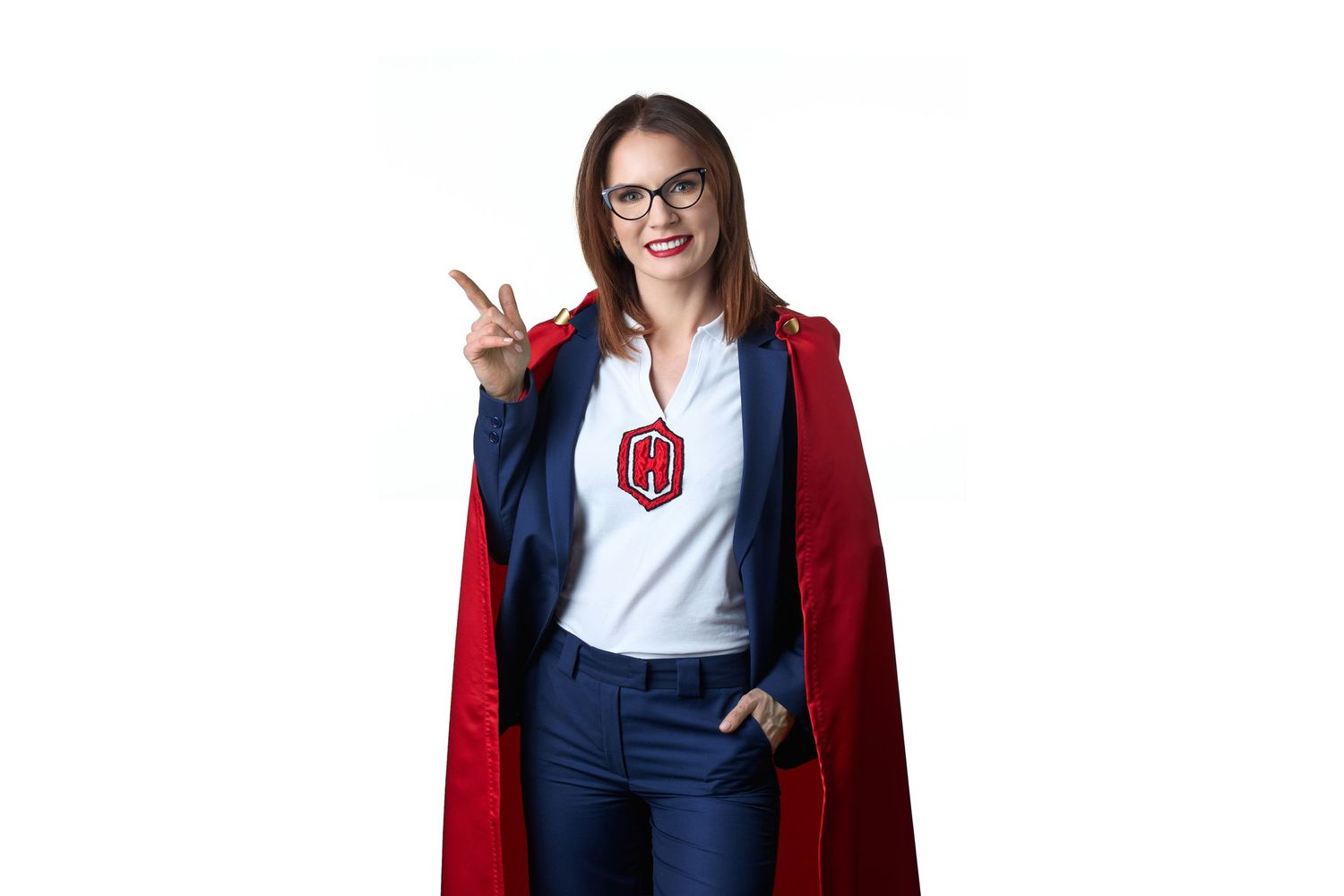 Biznesowe zdjęcie  - Kobieta w stroju biznesowym i czerwonej pelerynie superbohatera pokazuje znak pokoju na białym tle.