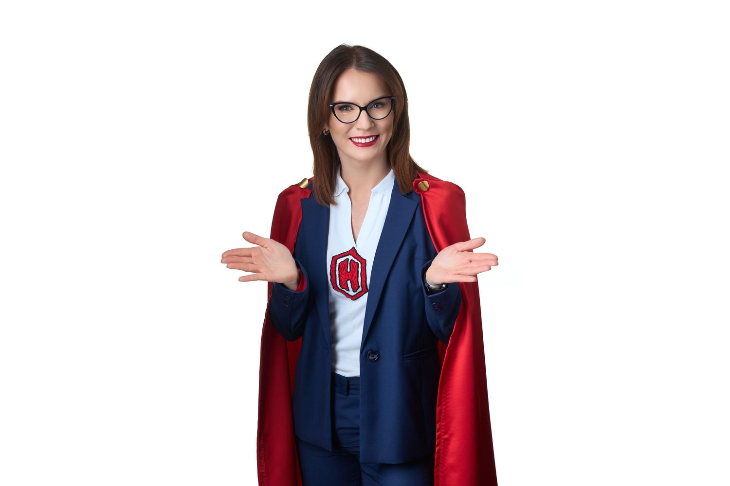Biznesowe zdjęcie  - Kobieta w stroju biznesowym i czerwonej pelerynie superbohatera pokazuje znak pokoju na białym tle.