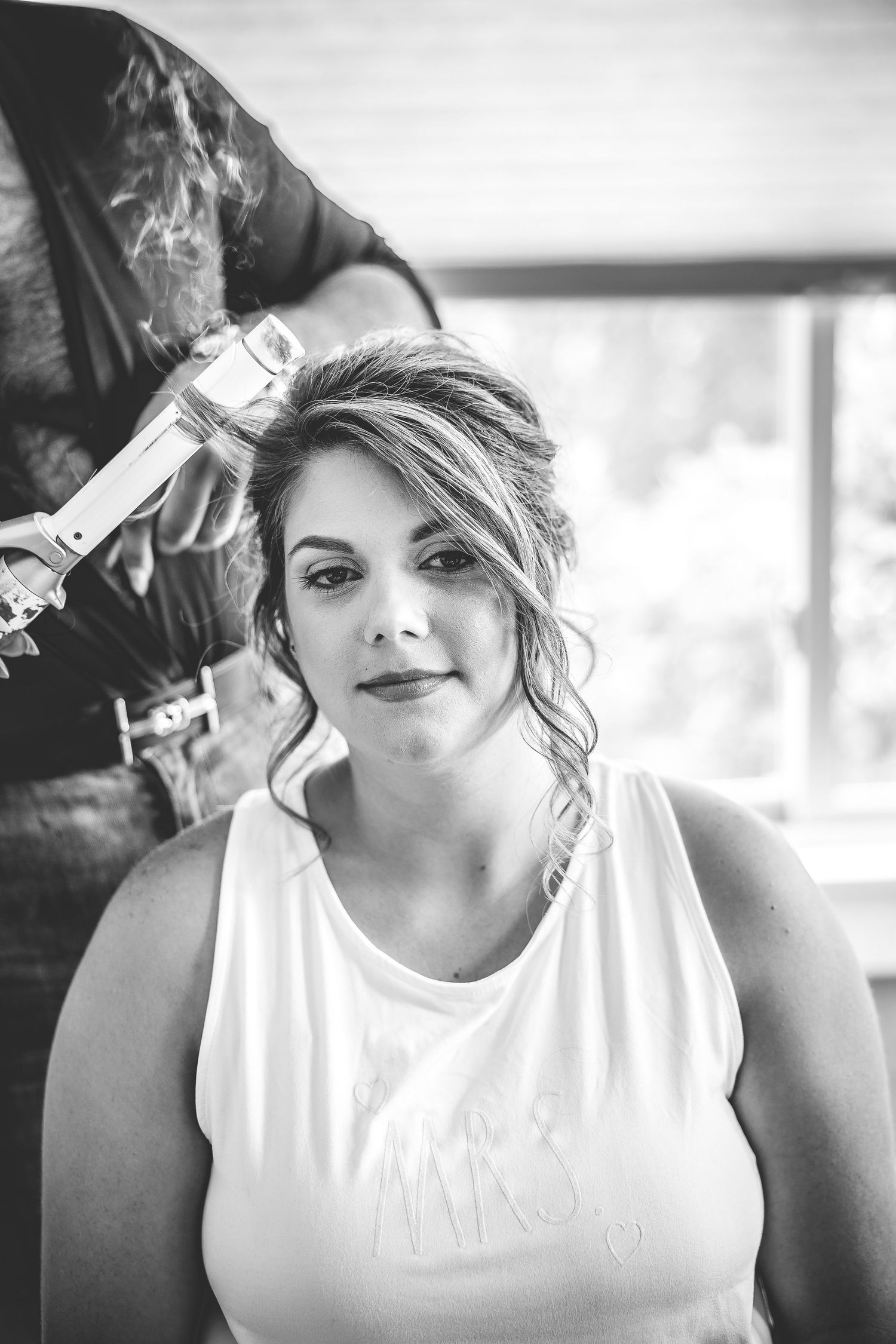 Black and white portraits showing preparation moments before a wedding ceremony.