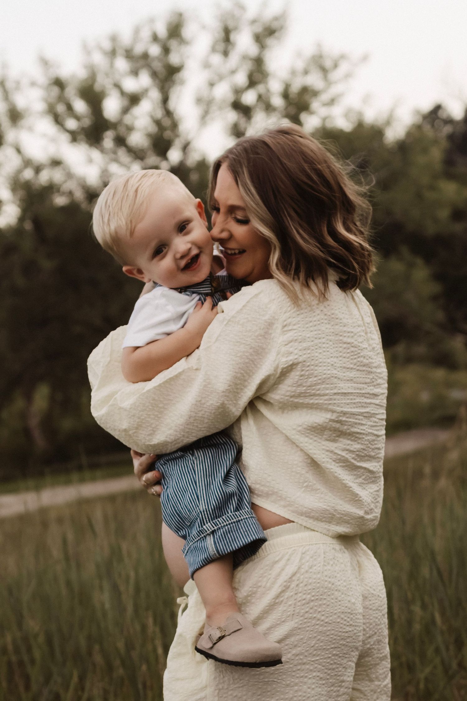 Mom cuddling her toddler during family photos in Central Nebraska