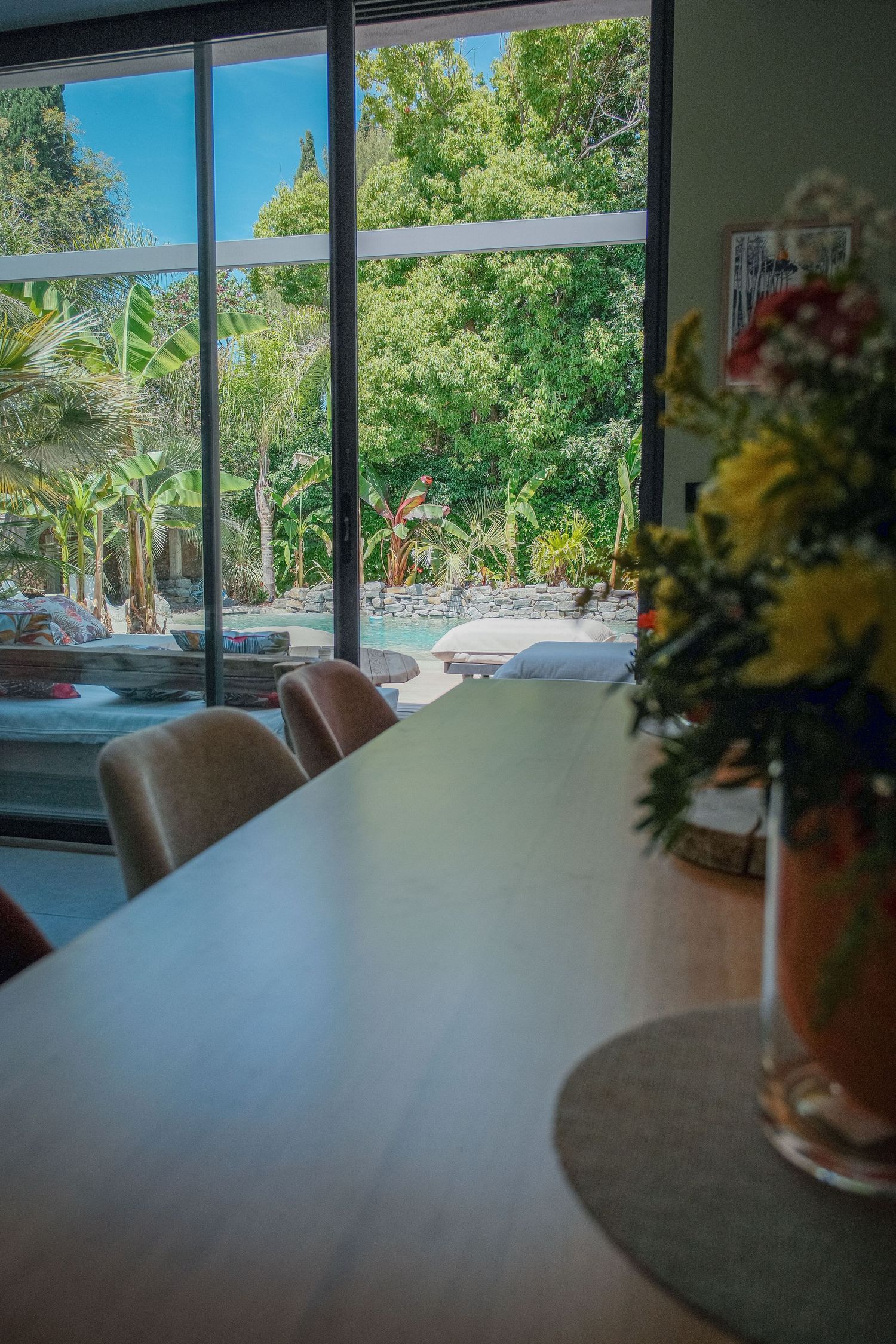 Villa Lattes, lumière douce ambiance piscine bali et végétal. Art de vivre sud de la france, montpellier